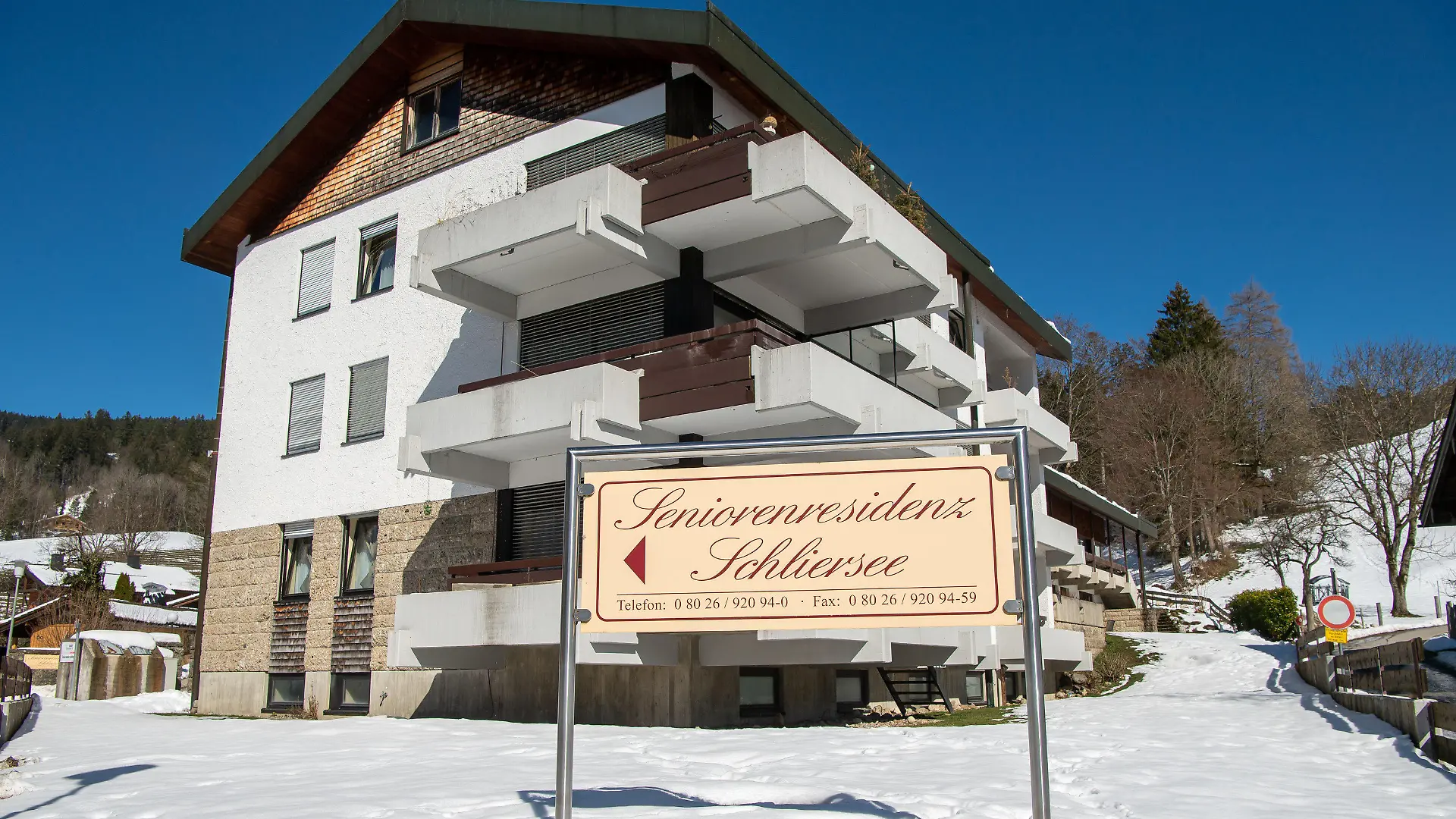 24.03.2021, Bayern, Schliersee: Ein Schild mit der Aufschrift ·Seniorenresidenz Schliersee· steht vor der Einrichtung in Oberbayern. Die Staatsanwaltschaft München II ermittelt wegen Körperverletzungsdelikten bei 88 Bewohnern und prüft 17 Todesfälle. (zu dpa Vernachlässigt und unterernährt? Ermittlungen in Heim) Foto: Peter Kneffel/dpa +++ dpa-Bildfunk +++