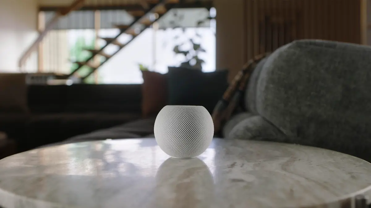 Ein HomePod Mini von Amazon liegt als Lautsprecher auf einem Tisch.