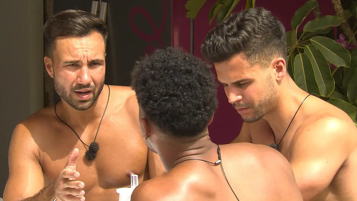 Bro Talk. Die Jungs sind von Alex genervt, weil er nicht von Emilia lassen kann.