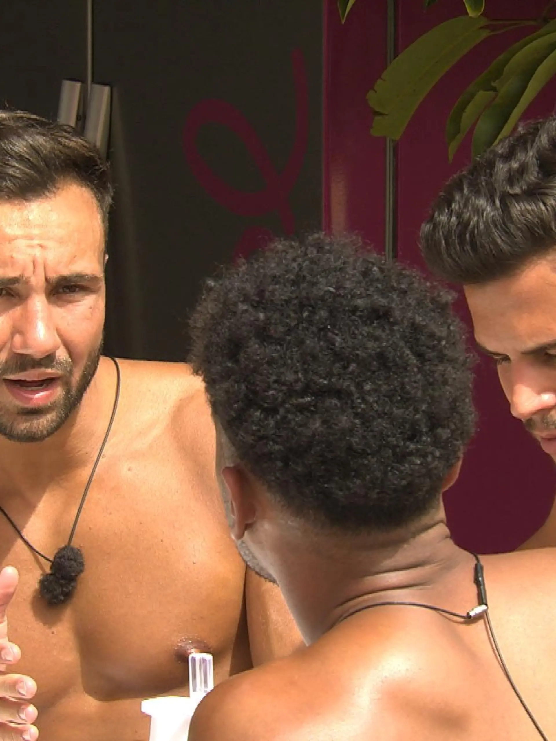 Bro Talk. Die Jungs sind von Alex genervt, weil er nicht von Emilia lassen kann.