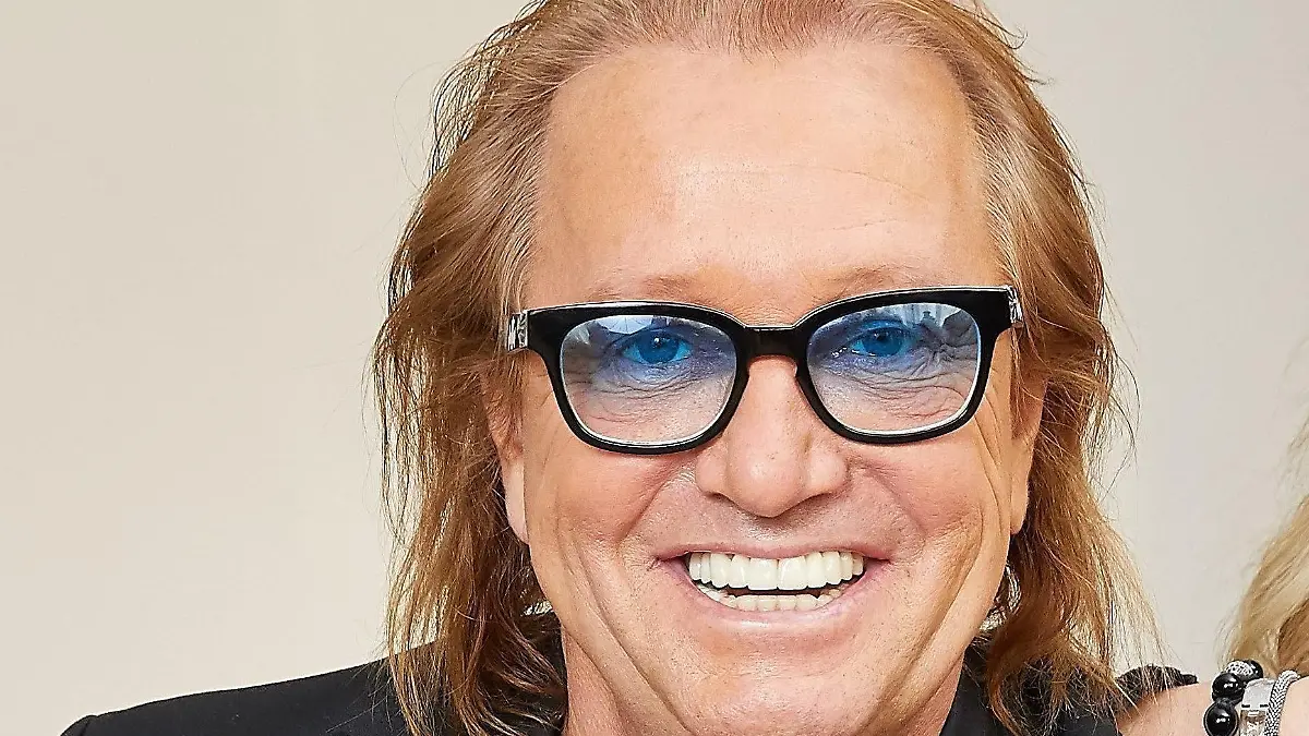 ARCHIV - 16.01.2018, Hamburg: Robert Geiss sitzt bei einem Fototermin des TV-Senders RTL II auf einem Sofa. Der deutsche Reality-TV-Promi Robert Geiss (57) erwägt nach seiner vorübergehenden Festnahme in Madrid eine Klage gegen Spanien. Foto: Georg Wendt/dpa +++ dpa-Bildfunk +++