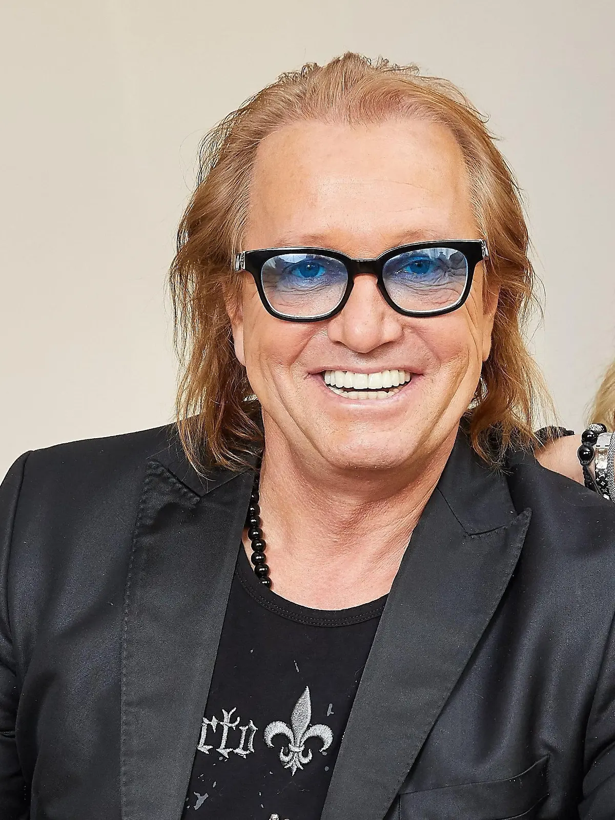 ARCHIV - 16.01.2018, Hamburg: Robert Geiss sitzt bei einem Fototermin des TV-Senders RTL II auf einem Sofa. Der deutsche Reality-TV-Promi Robert Geiss (57) erwägt nach seiner vorübergehenden Festnahme in Madrid eine Klage gegen Spanien. Foto: Georg Wendt/dpa +++ dpa-Bildfunk +++