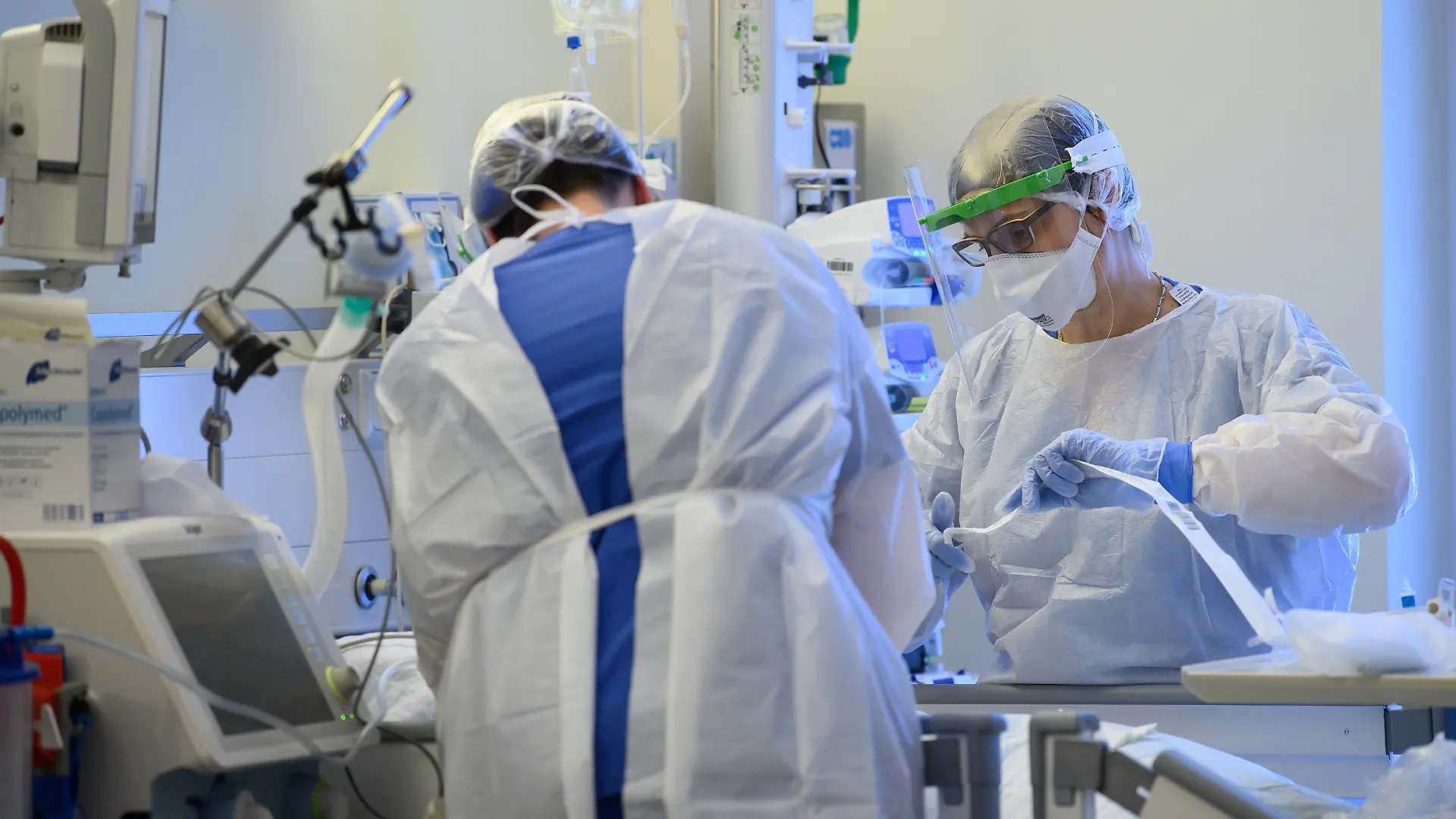 ARCHIV - 19.01.2021, Sachsen, Pulsnitz: Intensivpflegerinnen sind auf der Covid-19 Intensivstation in der VAMED Klinik Schloss Pulsnitz mit der Versorgung von Corona-Patienten beschäftigt. Die Corona-Lage in Deutschland bleibt mit mehr als 9000 Neuinfektionen angespannt - und Intensivmedizinern bereitet die möglicherweise krankmachendere Variante B.1.1.7 Sorgen. (zu dpa «Intensivmediziner weiter unter Druck - Mehr als 9000 Neuinfektionen») Foto: Robert Michael/dpa-Zentralbild/dpa +++ dpa-Bildfunk +++