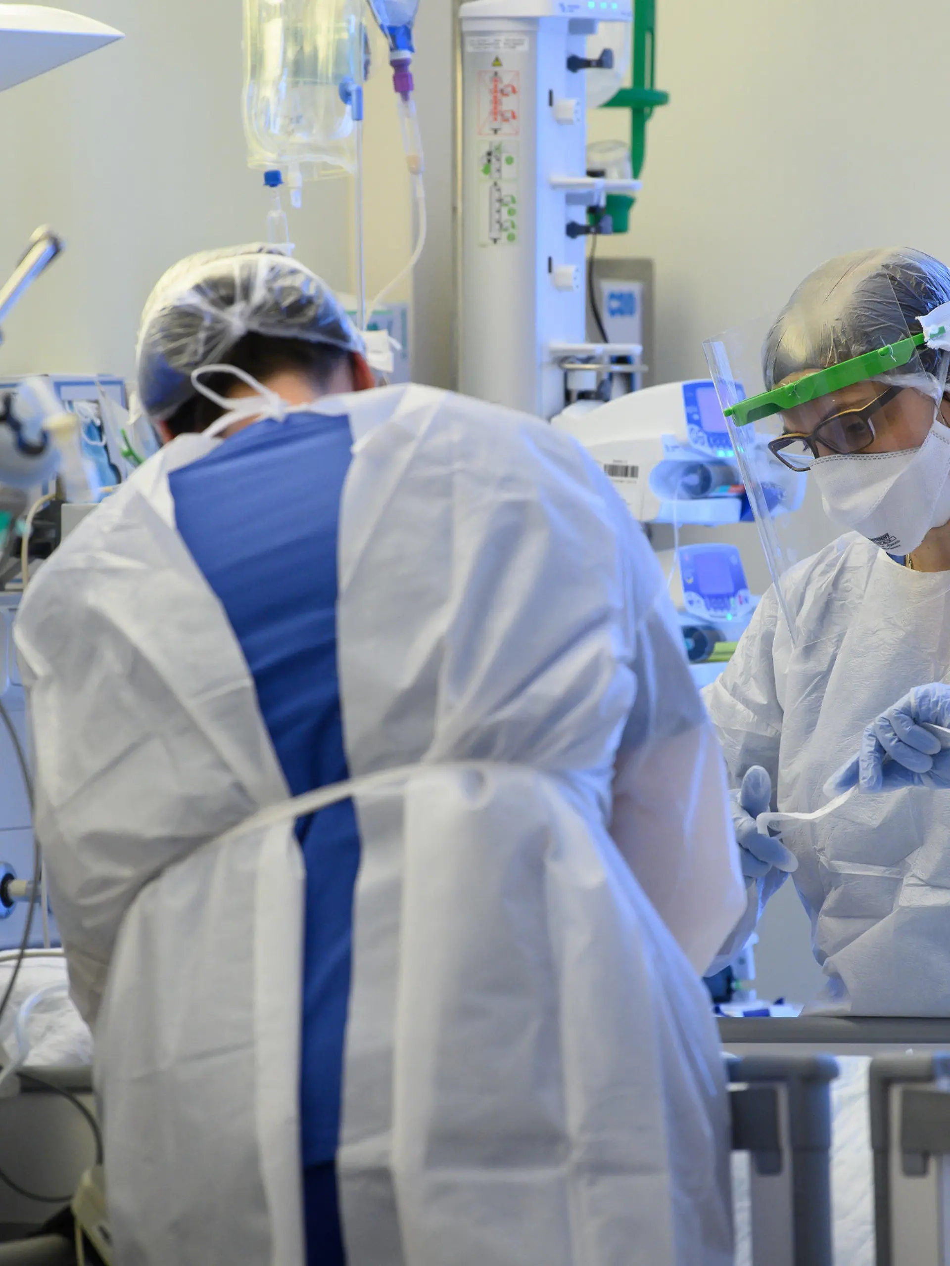ARCHIV - 19.01.2021, Sachsen, Pulsnitz: Intensivpflegerinnen sind auf der Covid-19 Intensivstation in der VAMED Klinik Schloss Pulsnitz mit der Versorgung von Corona-Patienten beschäftigt. Die Corona-Lage in Deutschland bleibt mit mehr als 9000 Neuinfektionen angespannt - und Intensivmedizinern bereitet die möglicherweise krankmachendere Variante B.1.1.7 Sorgen. (zu dpa «Intensivmediziner weiter unter Druck - Mehr als 9000 Neuinfektionen») Foto: Robert Michael/dpa-Zentralbild/dpa +++ dpa-Bildfunk +++