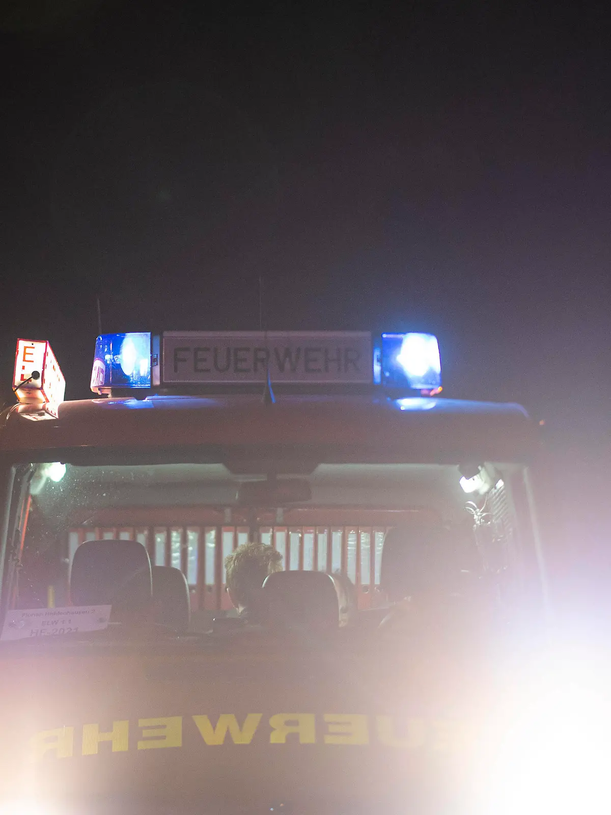  Brand in Wohnkomplex in Lippinghausen In einem Hochhaus in Lippinghausen bei Herford/NRW kam es am Montagabend zu einem Brand. Im Bild: Blaulicht an Einsatzfahrzeugen. Foto: Wedel/Kirchner-Media Lippinghausen Nordrhein-Westfalen Deutschland *** Fire in residential complex in Lippinghausen In a high-rise building in Lippinghausen near Herford NRW it came on Monday evening to a fire In the picture blue light at emergency vehicles Photo Wedel Kirchner Media Lippinghausen North Rhine Westphalia Germany Copyright: xWedel/Kirchner-Mediax