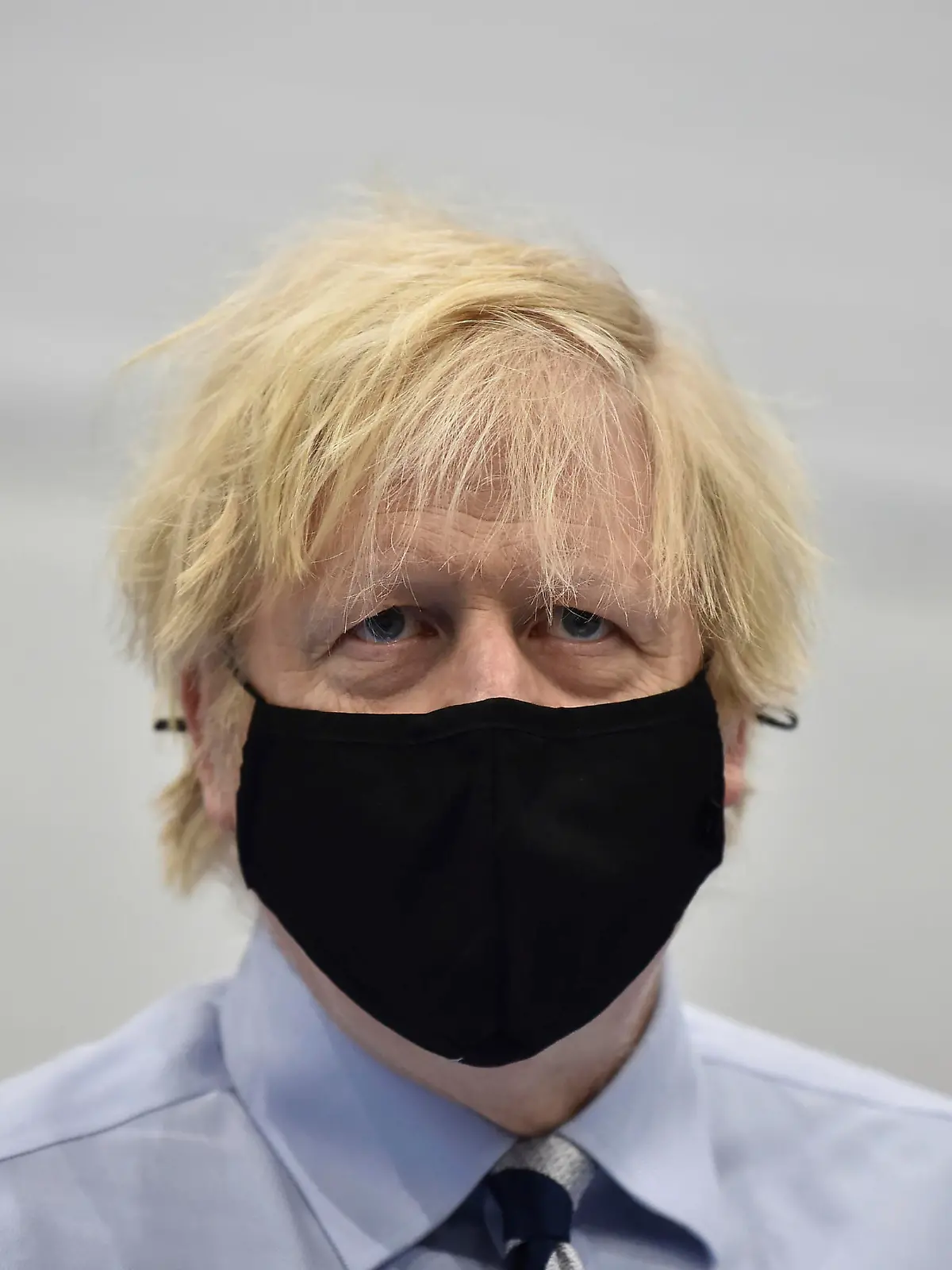12.03.2021, Nordirland, Enniskillen: Boris Johnson, Premierminister von Großbritannien, trägt eines Mund-Nasen-Schutz bei einem Besuch im Impfzentrum Lakeland Forum. Foto: Charles Mcquillan/Getty Pool/AP/dpa +++ dpa-Bildfunk +++