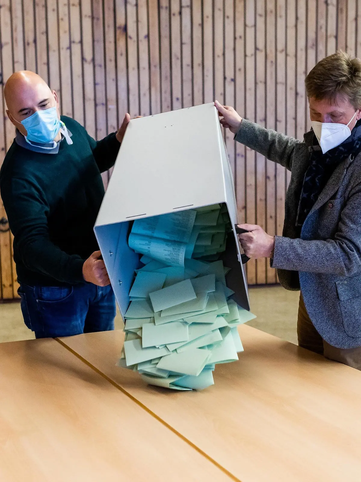14.03.2021, Baden-Württemberg, Feldberg: Wahlhelfer schütten eine Urne mit Stimmzetteln auf einem Tisch zur Auszählung aus. Die Feldberghalle im Feldberger Ortsteil Altglashütten ist eines der höchsten Wahllokale Baden-Württembergs. Die Wahlbeteiligung in dem Ort lag bei knapp 66 Prozent. Foto: Philipp von Ditfurth/dpa +++ dpa-Bildfunk +++