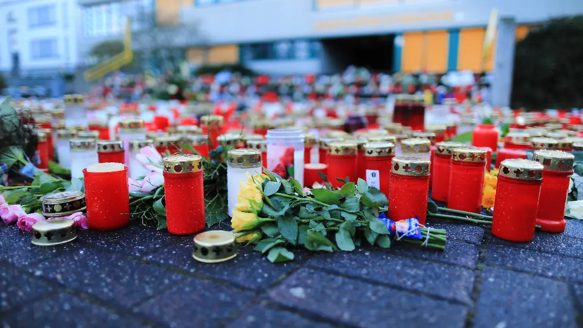 ARCHIV - Zahlreiche Kerzen und Blumen liegen am 31.03.2015 in Haltern am See (Nordrhein-Westfalen) vor dem Joseph-König-Gymnasium. 16 Schüler und zwei Lehrkräfte des Gymnasiums in Haltern befanden sich an Bord der Germanwings-Maschine, die am 24.03.2015 auf dem Weg von Barcelona nach Düsseldorf in den französischen Alpen abgestürzt war. Eine Sondermaschine mit Särgen der Opfer des Germanwings-Absturzes in Frankreich fliegt am Dienstag nach Düsseldorf. In der Maschine aus Marseille sollen zweieinhalb Monate nach dem Absturz 30 Särge nach Deutschland gebracht werden. Am Mittwoch sollen sie den Angehörigen übergeben werden. Foto: Marcel Kusch/dpa +++(c) dpa - Bildfunk+++