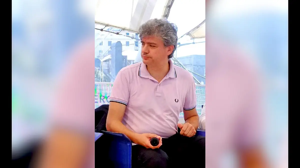 Der italienische Korrespondent Corrado Zunino sitzt in Genua auf einem Sessel.