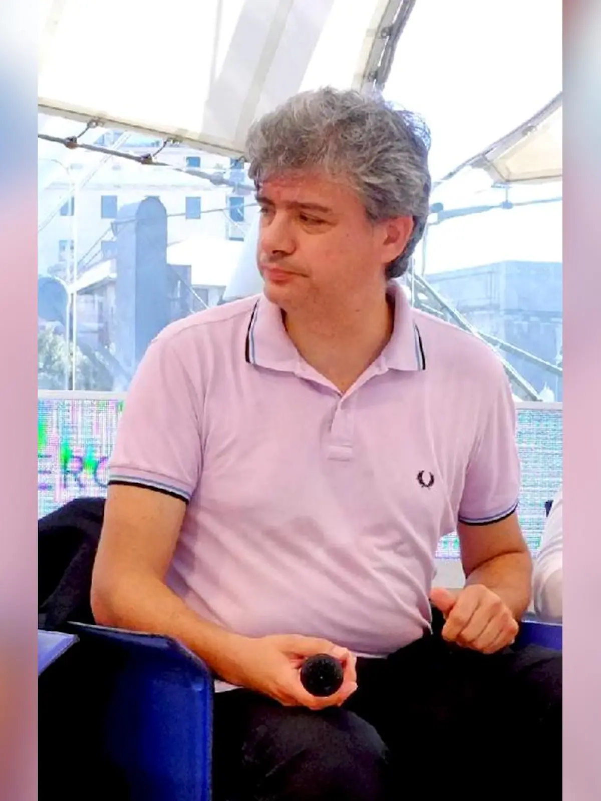 Der italienische Korrespondent Corrado Zunino sitzt in Genua auf einem Sessel.