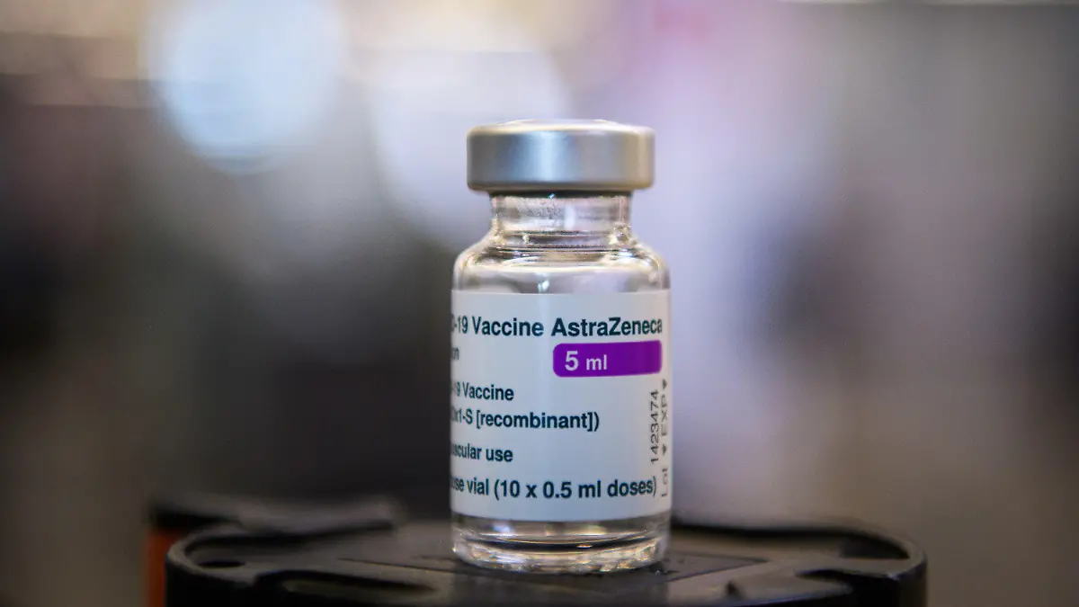 ARCHIV - 19.03.2021, Berlin: Ein Fläschchen mit fünf Milliliter Corona-Impfstoff von Astrazeneca steht im Eingangsbereich des Terminal C des ehemaligen Flughafens Tegel im Corona-Impfzentrums auf einem Tisch vor der Verpackung. Eine neue Untersuchung hat nach Angaben von Astrazeneca kein erhöhtes Thromboserisiko durch den Impfstoff ergeben. (zu dpa «Astrazeneca: Untersuchung findet kein erhöhtes Thromboserisiko») Foto: Soeren Stache/dpa +++ dpa-Bildfunk +++
