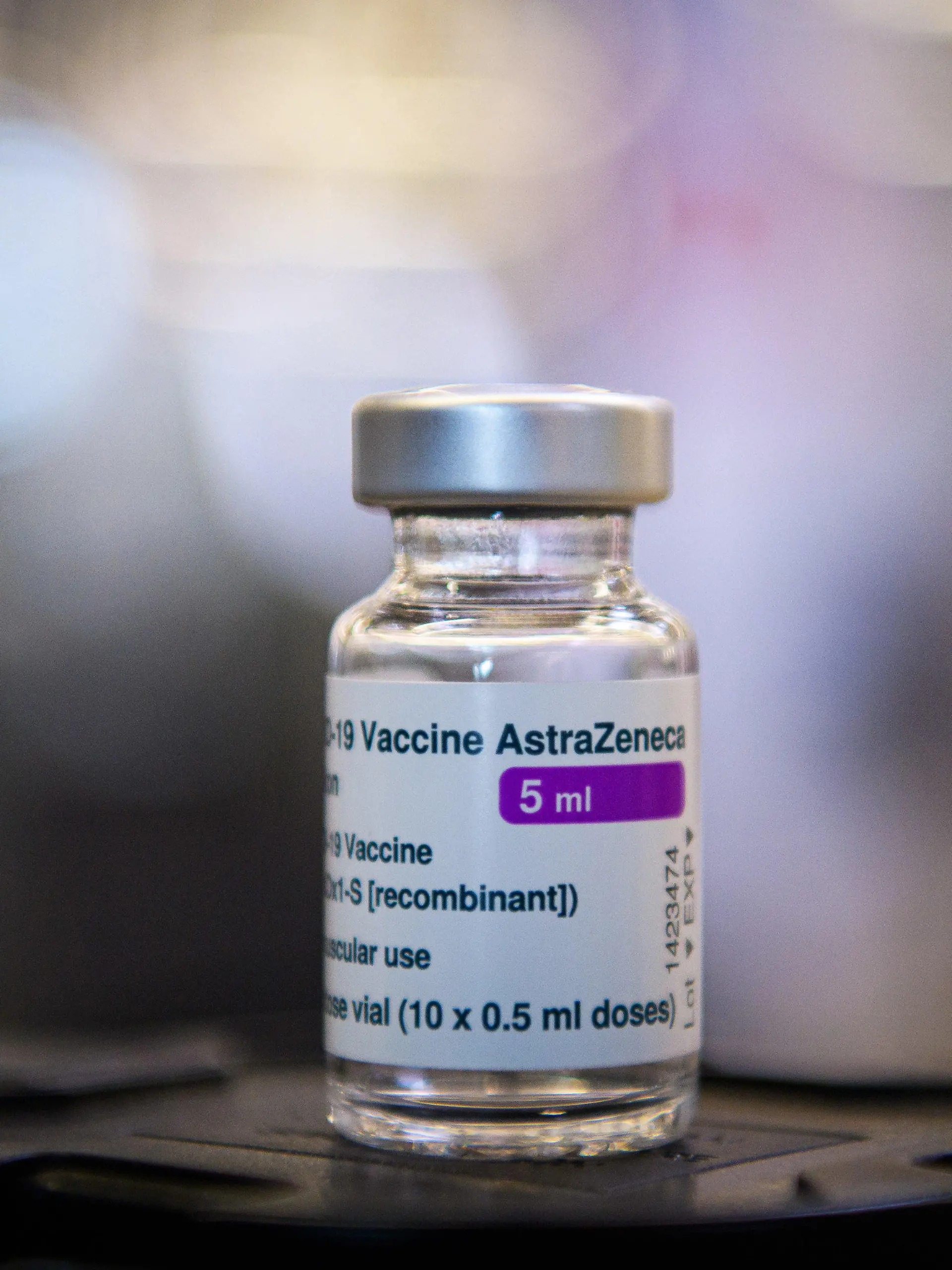 ARCHIV - 19.03.2021, Berlin: Ein Fläschchen mit fünf Milliliter Corona-Impfstoff von Astrazeneca steht im Eingangsbereich des Terminal C des ehemaligen Flughafens Tegel im Corona-Impfzentrums auf einem Tisch vor der Verpackung. Eine neue Untersuchung hat nach Angaben von Astrazeneca kein erhöhtes Thromboserisiko durch den Impfstoff ergeben. (zu dpa «Astrazeneca: Untersuchung findet kein erhöhtes Thromboserisiko») Foto: Soeren Stache/dpa +++ dpa-Bildfunk +++