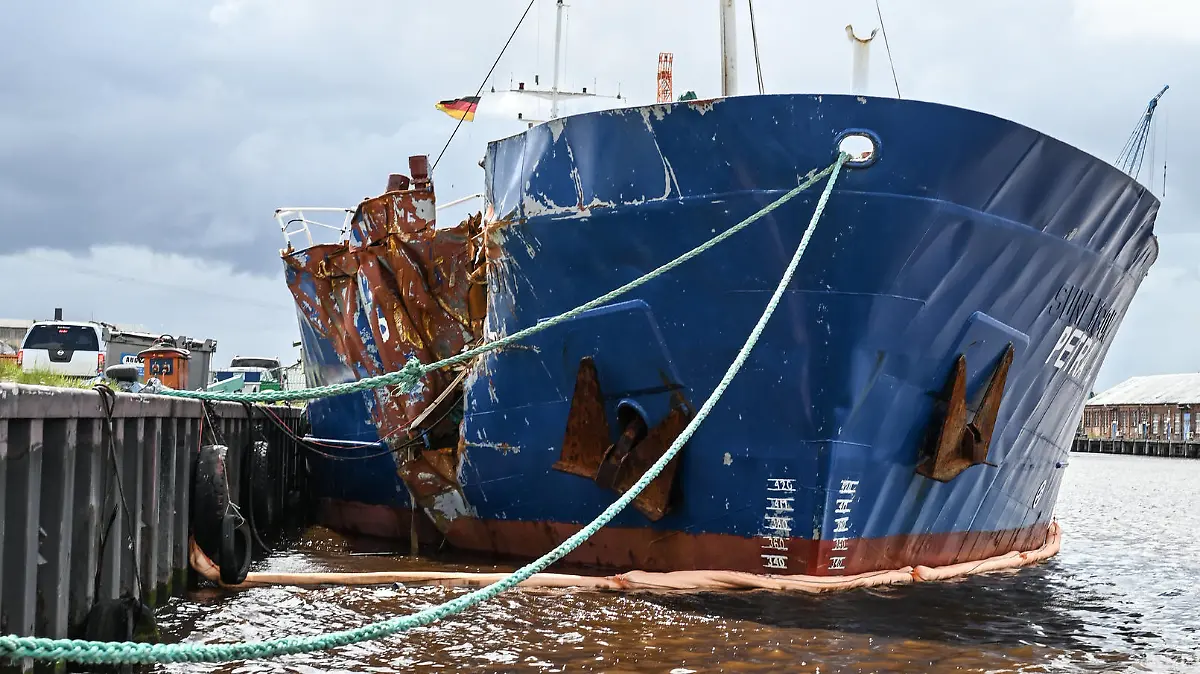 26.04.2023, Emden: Das schwer beschädigtes Küstenmotorschiff liegt vor einer Werft in Emden. Das Schiff Petra L ist am Dienstag im Hafen von Emden eingelaufen. Im Vorschiff der "Petra L" klafft ein ca. 10qm großes Loch. Foto: Lars Klemmer/dpa +++ dpa-Bildfunk +++