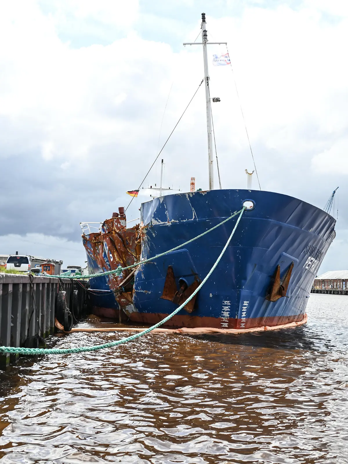 26.04.2023, Emden: Das schwer beschädigtes Küstenmotorschiff liegt vor einer Werft in Emden. Das Schiff Petra L ist am Dienstag im Hafen von Emden eingelaufen. Im Vorschiff der "Petra L" klafft ein ca. 10qm großes Loch. Foto: Lars Klemmer/dpa +++ dpa-Bildfunk +++