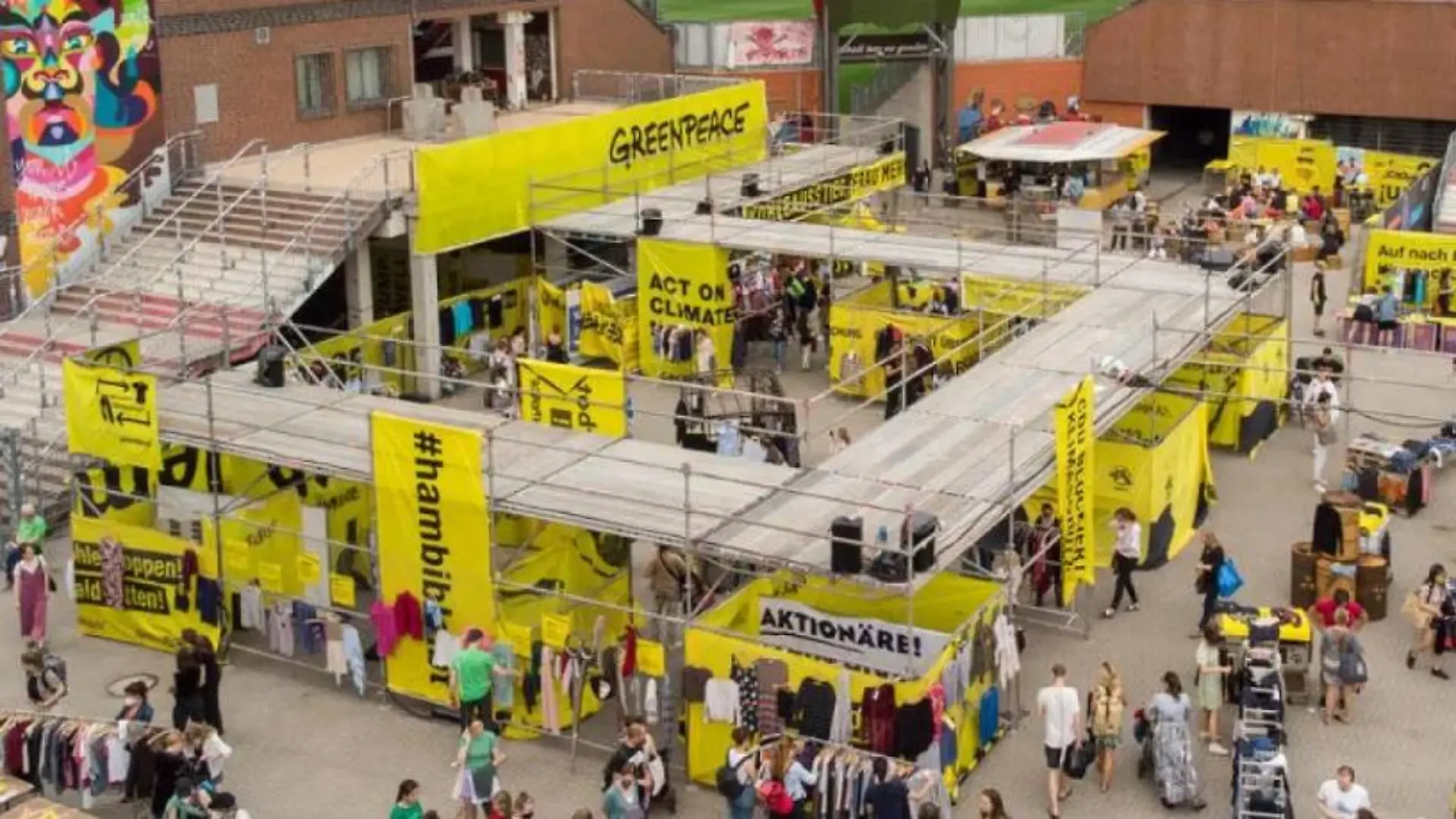 Tauschen statt kaufen bei der Kleidertauschparty von Greenpeace, Fashion Revolution, Clean Clothes Campaign und Engagement Global.