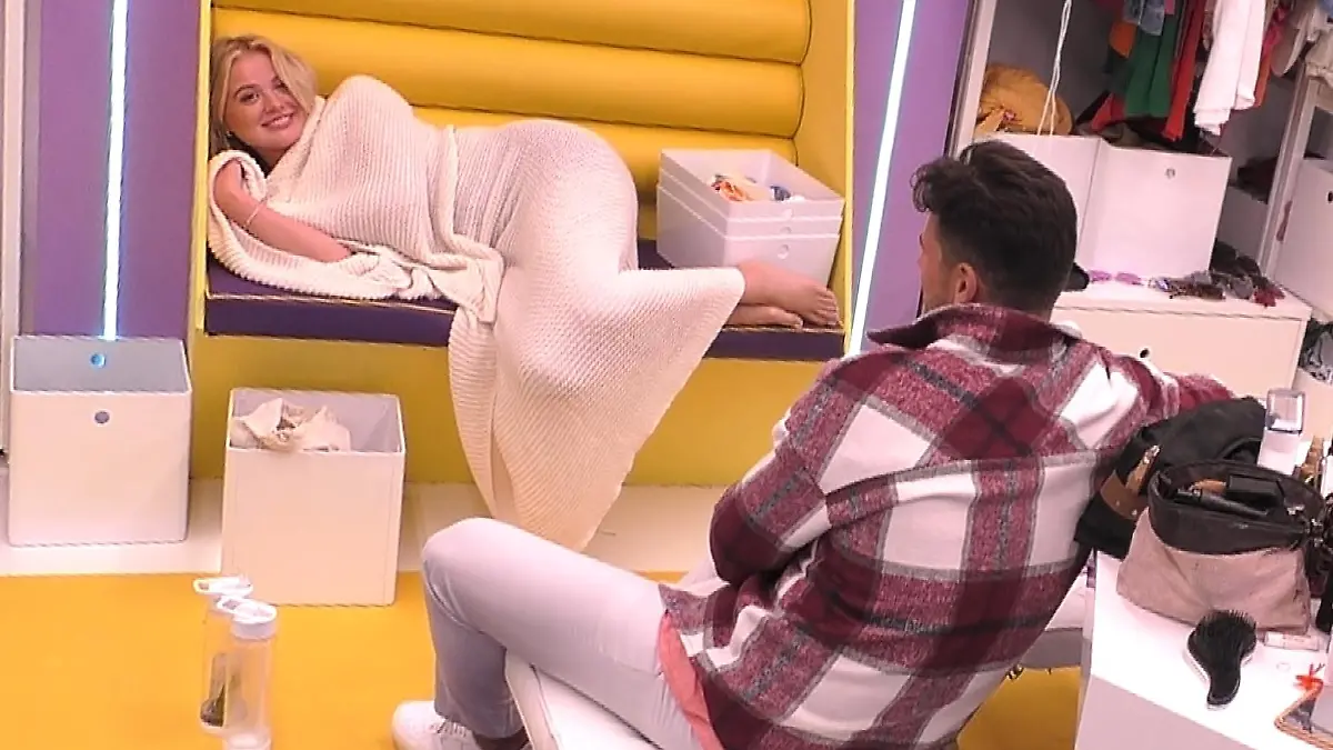 Adriano schlägt Emilia ein Zweck-Couple-Deal vor.