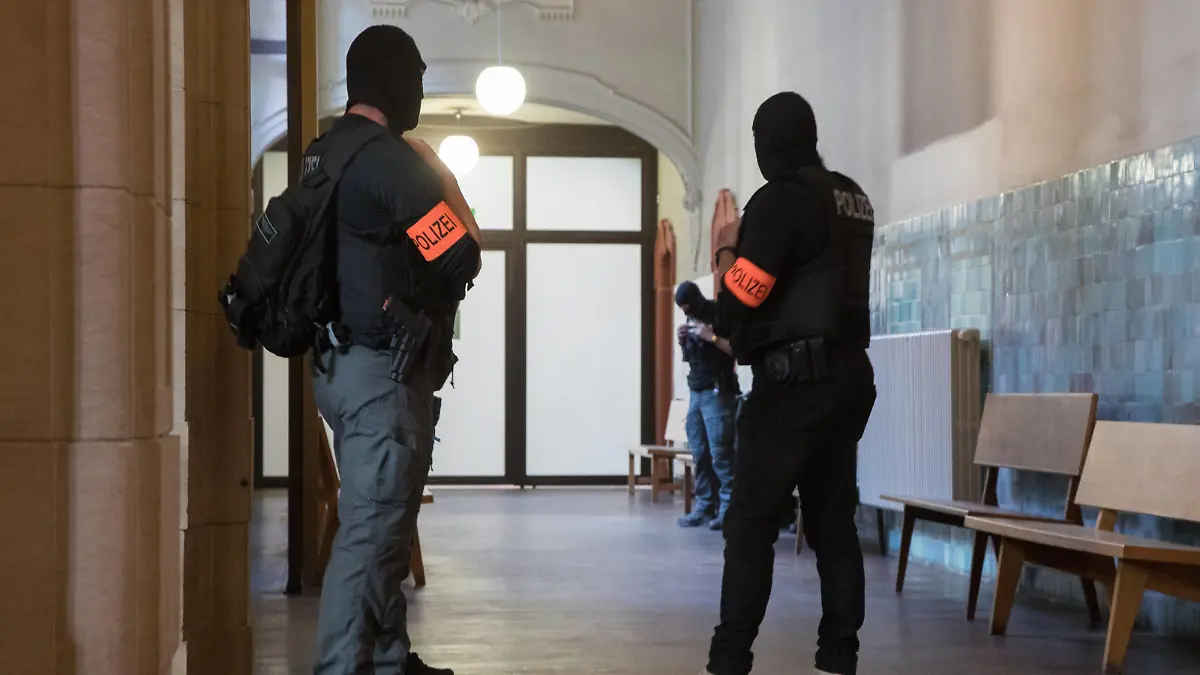 Achtung Personen muessen eigenständig unkenntlich gemacht werden Berlin den 17.08.2020 Bild-Motiv: Bushidos Personenschuetzer des LKA vor dem Saal 10.30 Strafkammer 38, Saal 500 Delikt: versuchte schwere raeuberische Erpressung, Freiheitsberaubung, gefaehrliche Koerperverletzung, Noetigung, Beleidigung, Untreue u.a. 1 Arafat Abou-Chaker 44 2 Yasser Abou-Chaker 39 3 Nasser Abou-Chaker 49 4 Rommel Abou-Chaker 42 -Sicherheitsverfuegung- -Akkreditierung- Das Verfahren richtet sich gegen Arafat A.-C. und drei seiner Brueder wegen verschiedener Vorwuerfe zum Nachteil des Rappers Bushido. Arafat A.-C. und Anis F. alias Bushido seien einst Partner im Musikgeschaeft gewesen. Die Taten sollen sich im Anschluss der 2017