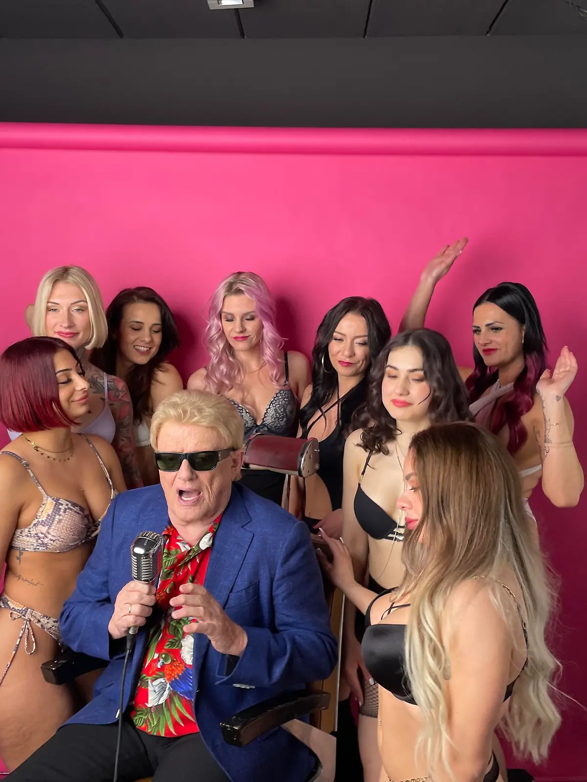 Heino beim Musikdreh zu seinem Cover von "10 nackte Frisösen"
