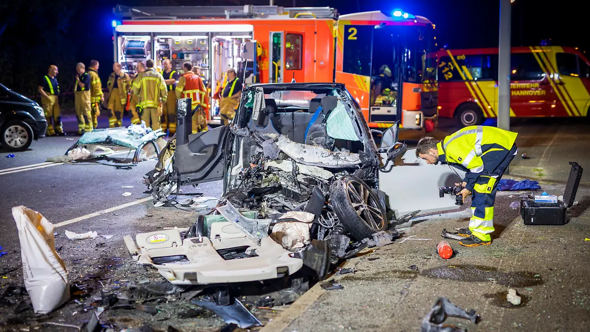 22.08.2023, Niedersachsen, Hannover: Ein verunfalltes Autos steht auf einer Straße. Mehrere Menschen sind am 21.08.2023 bei dem Verkehrsunfall ums Leben gekommen. Foto: Moritz Frankenberg/dpa +++ dpa-Bildfunk +++