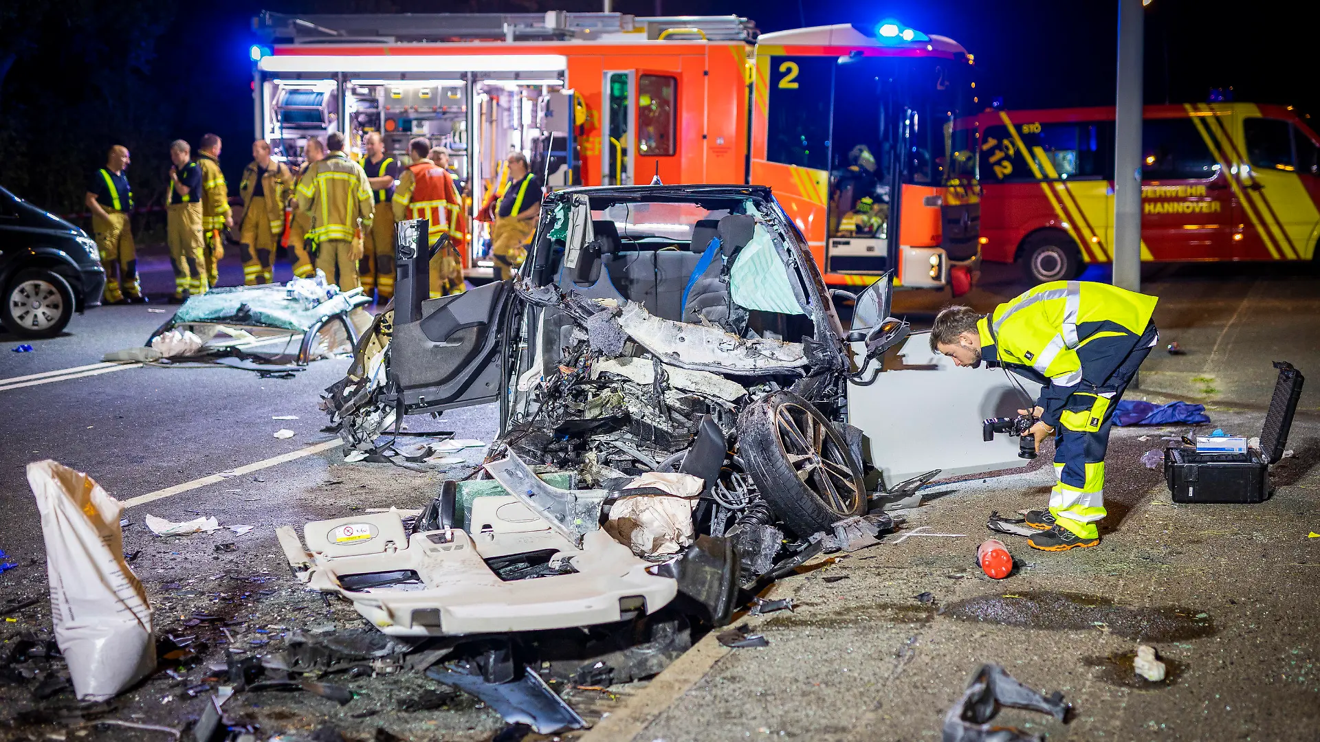 22.08.2023, Niedersachsen, Hannover: Ein verunfalltes Autos steht auf einer Straße. Mehrere Menschen sind am 21.08.2023 bei dem Verkehrsunfall ums Leben gekommen. Foto: Moritz Frankenberg/dpa +++ dpa-Bildfunk +++