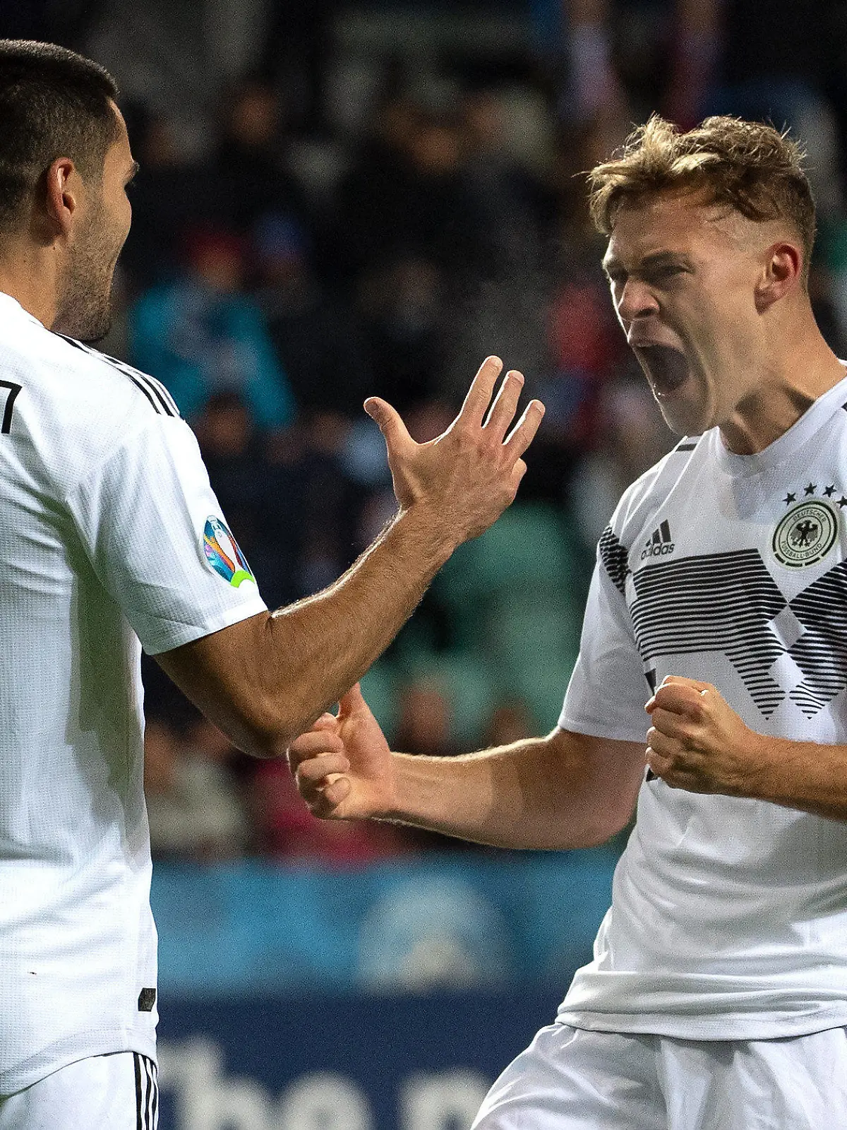 13.10.2019, Estland, Tallinn: Fußball: EM-Qualifikation, Gruppenphase, Gruppe C, 8. Spieltag, Estland - Deutschland in der A. Le Coq Arena. Ilkay Gündogan (l) aus Deutschland jubelt mit Joshua Kimmich über sein Tor zum 0:1. WICHTIGER HINWEIS: Gemäß den Vorgaben der DFL Deutsche Fußball Liga bzw. des DFB Deutscher Fußball-Bund ist es untersagt, in dem Stadion und/oder vom Spiel angefertigte Fotoaufnahmen in Form von Sequenzbildern und/oder videoähnlichen Fotostrecken zu verwerten bzw. verwerten zu lassen. Foto: Federico Gambarini/dpa +++ dpa-Bildfunk +++