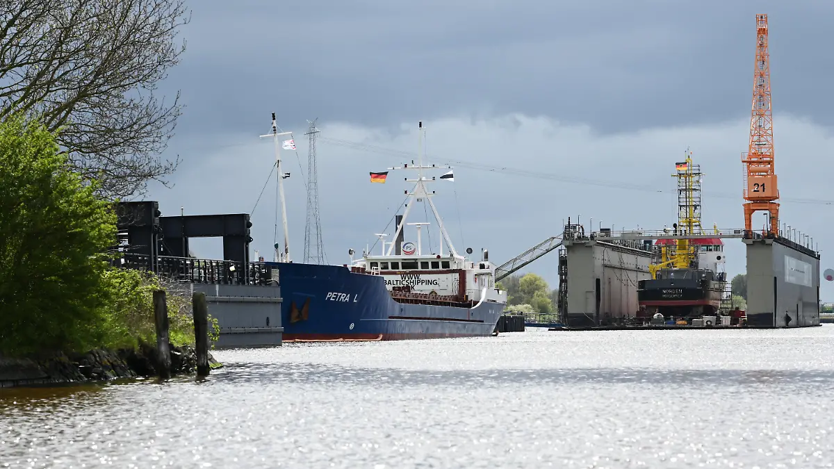 26.04.2023, Emden: Das schwer beschädigtes Küstenmotorschiff liegt vor einer Werft in Emden. Das Schiff Petra L ist am Dienstag im Hafen von Emden eingelaufen. Im Vorschiff der "Petra L" klafft ein ca. 10qm großes Loch. Foto: Lars Klemmer/dpa +++ dpa-Bildfunk +++