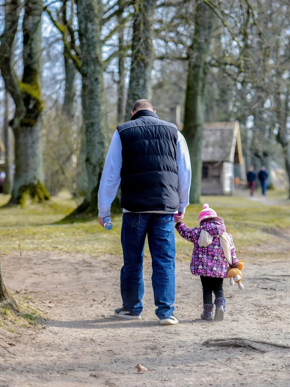 Familie im Park an Ostern