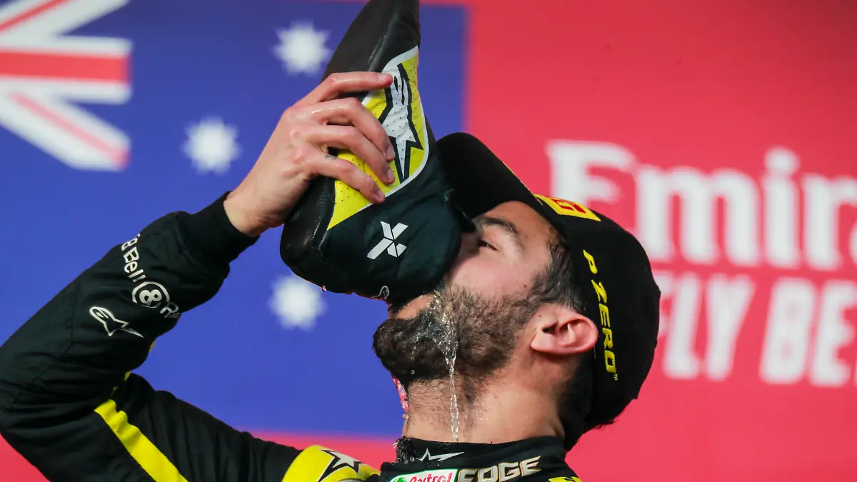 Daniel Ricciardo (hier nach Platz 3 beim Imola-Rennen 2020) schlürft bei Podest-Besuchen gerne Schampus aus seinem Rennschuh
