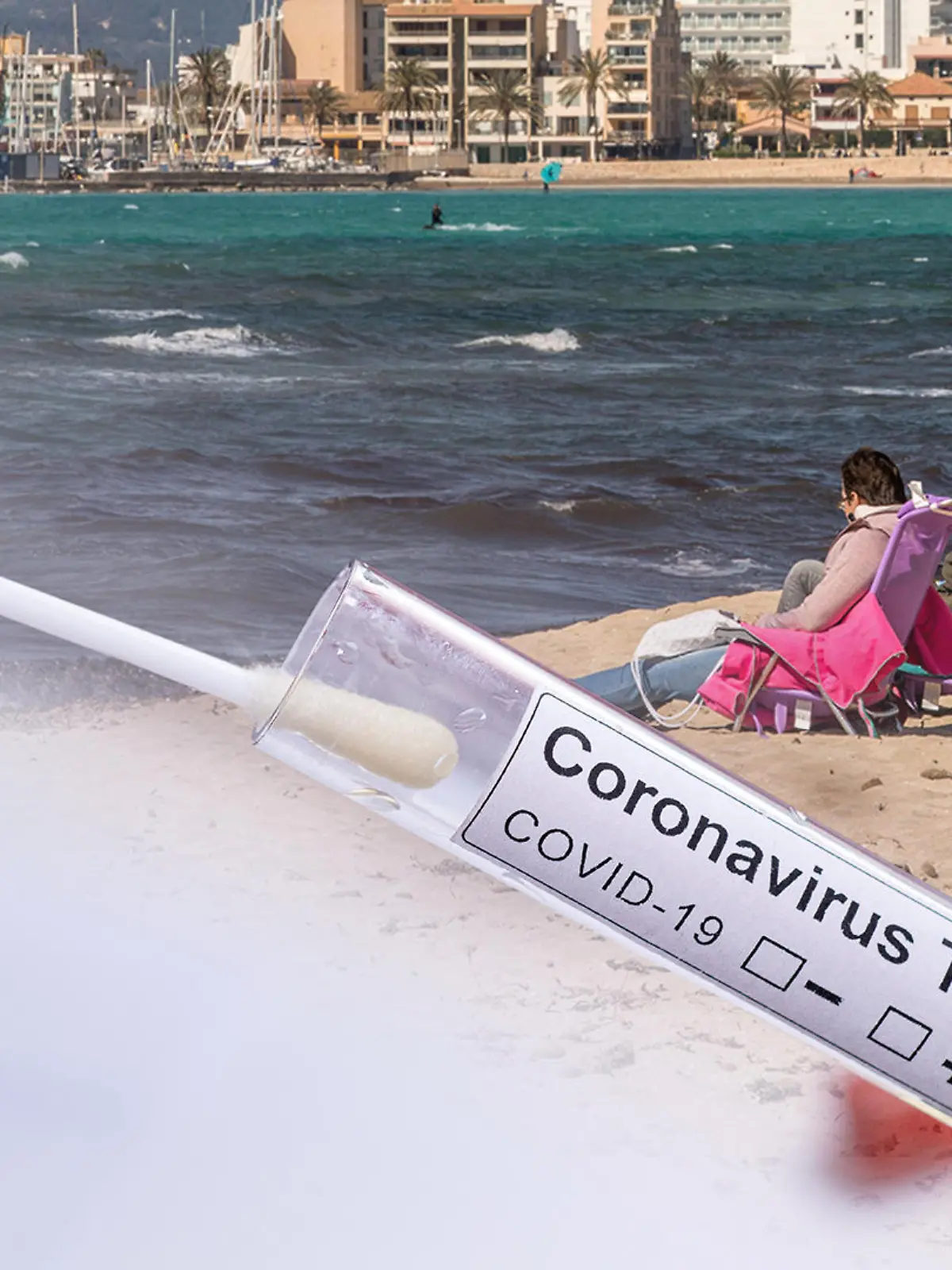 Corona-Test links, rechts Strandimpression