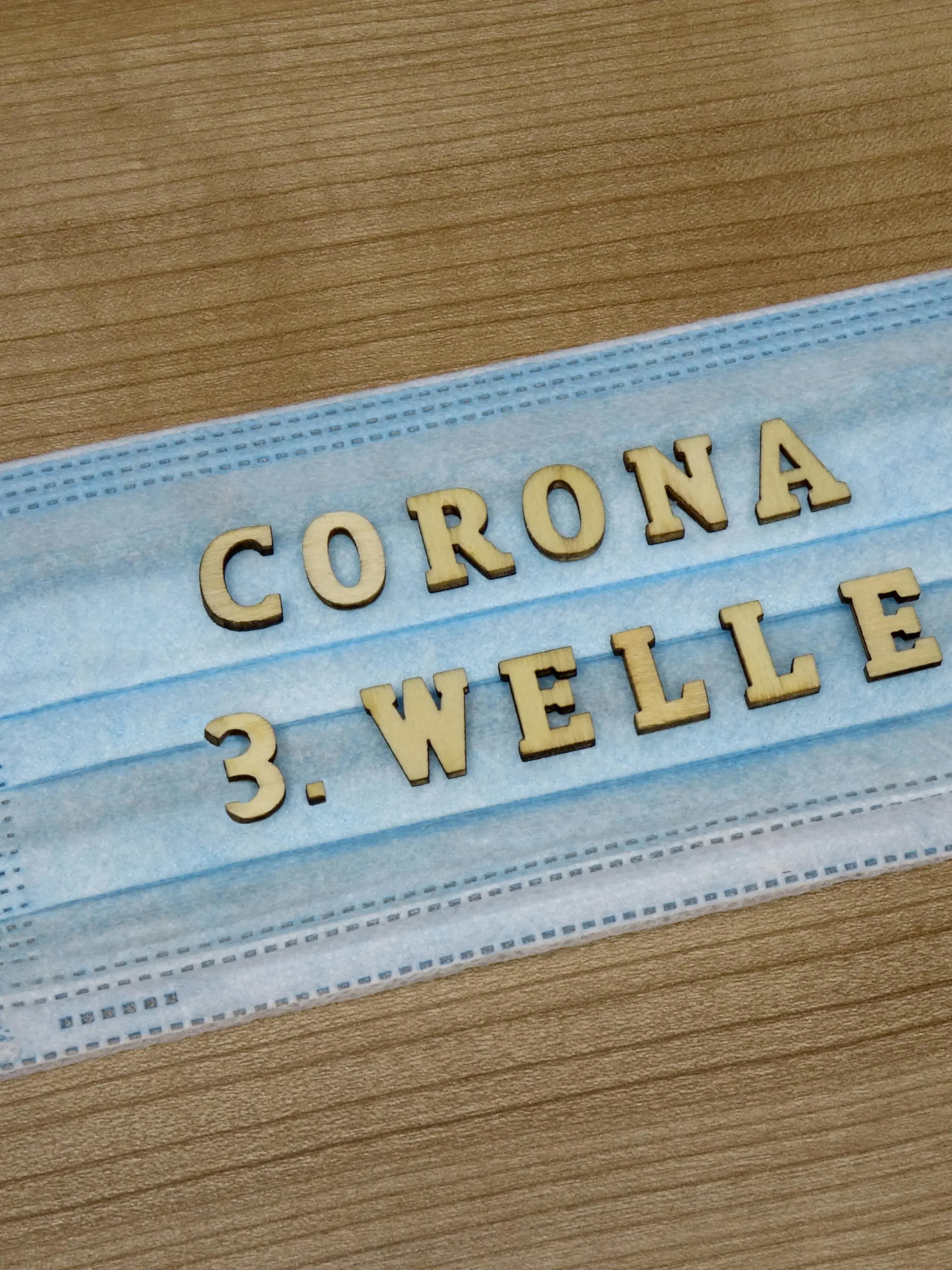 Mundschutzmaske und Corona 3. Welle Mundschutzmaske und Corona 3. Welle, 26.02.2021, Borkwalde, Brandenburg, Auf einer Mundschutzmaske steht der Schriftzug Corona 3. Welle. *** Mouth guard and Corona 3 wave Mouth guard and Corona 3 wave, 26 02 2021, Borkwalde, Brandenburg, On a mouth guard is the writing Corona 3 wave 