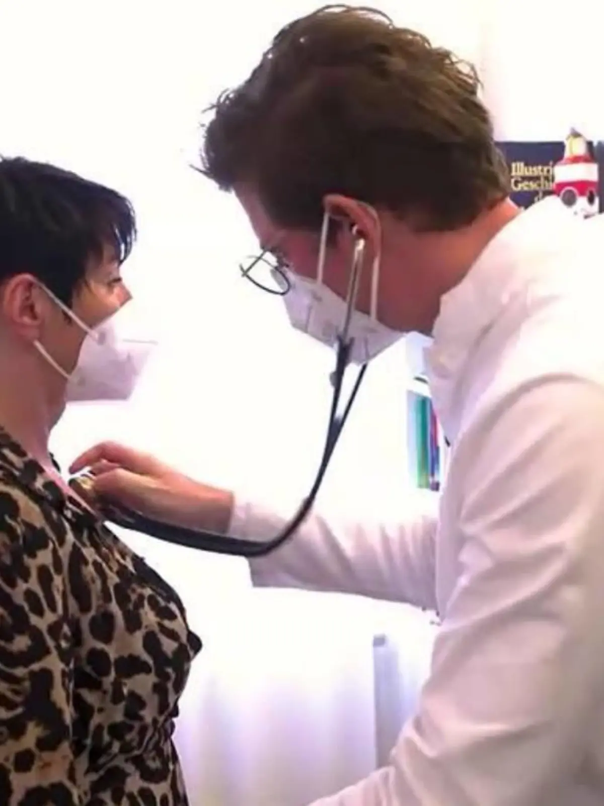 Arzt hört Patientin ab.