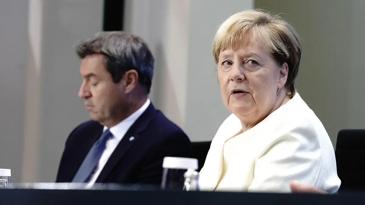 ARCHIV - 29.09.2020, Berlin: Bundeskanzlerin Angela Merkel (CDU) und Markus Söder (CSU), Ministerpräsident von Bayern und CSU-Vorsitzender, geben eine Pressekonferenz. (zu dpa «Merkel und Söder - Mit homöopathischen Dosen in den Corona-Frühling?») Foto: Kay Nietfeld/dpa +++ dpa-Bildfunk +++