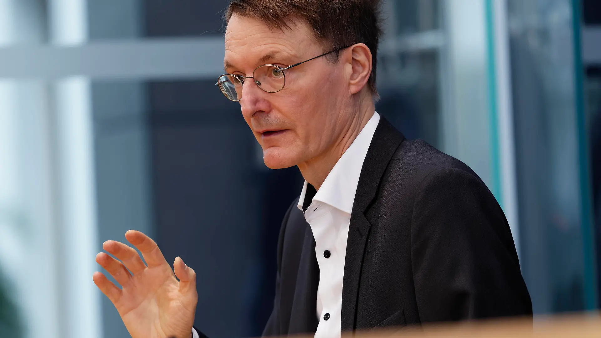 Lauterbach zur Impflage 2021-03-19, Deutschland, Berlin - Bundespressekonferenz zum Thema Impfen gegen Corona. Im Bild Karl Lauterbach SPD, Bundestagsabgeordneter, Gesundheitsökonom und Epidemiologe. *** Lauterbach on the vaccination situation 2021 03 19, Germany, Berlin Federal press conference on the subject of vaccination against Corona In the picture Karl Lauterbach SPD , Member of the Bundestag, health economist and epidemiologist