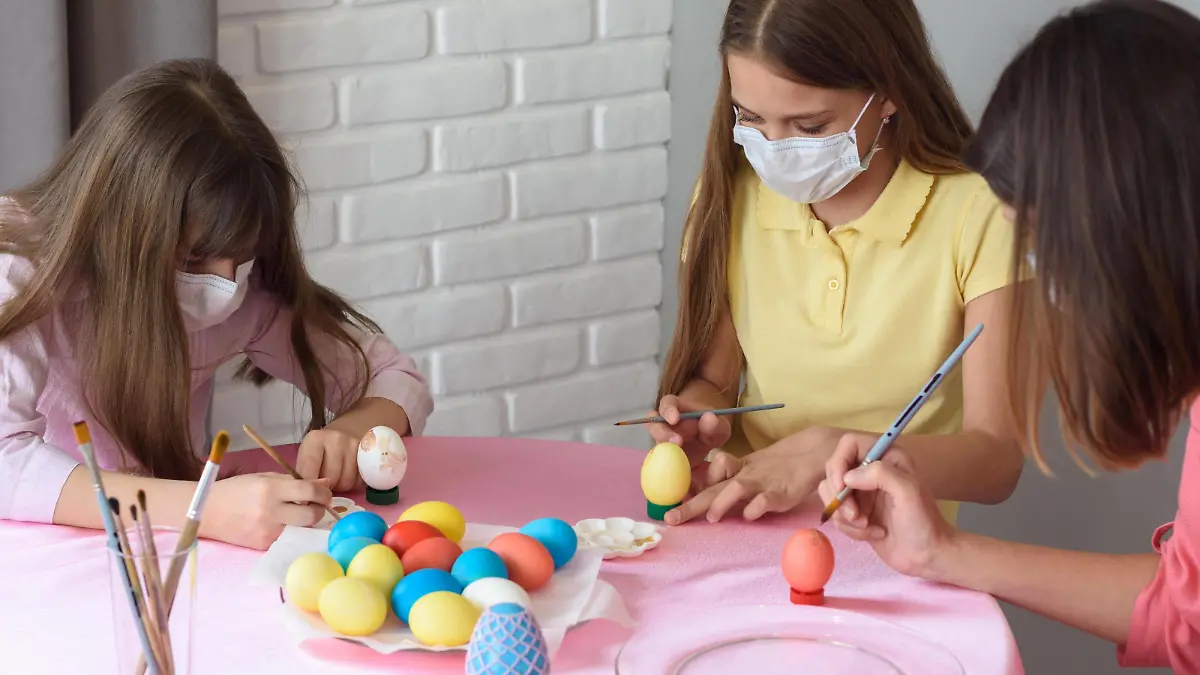 Quarantined sick family paints eggs for Easter Copyright: xMadhoursex Panthermedia28246762