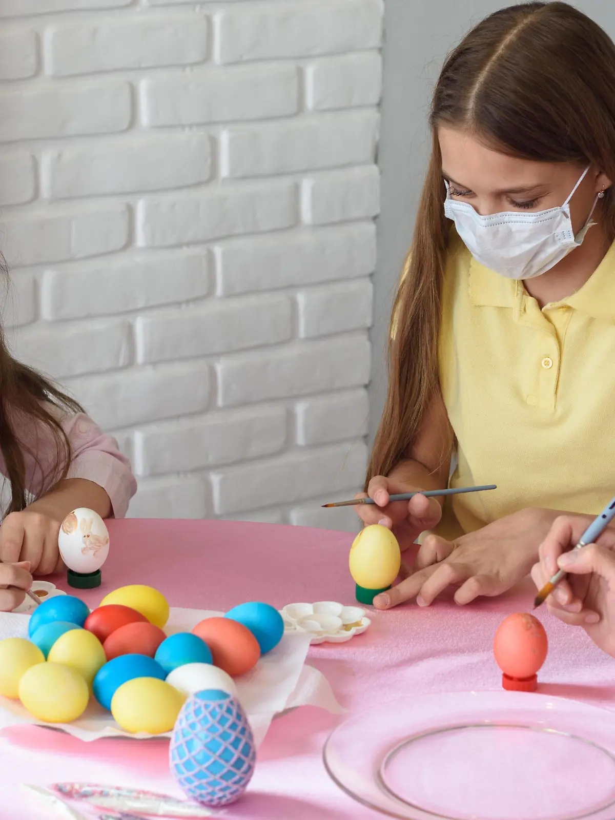 Quarantined sick family paints eggs for Easter Copyright: xMadhoursex Panthermedia28246762