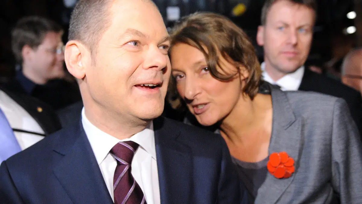Der Spitzenkandidat der Hamburger SPD, Olaf Scholz, geht am Sonntag (20.02.2011) mit seiner Frau Britta Ernst zur Wahlparty der SPD in Hamburg. Rund 1,3 Millionen Hamburger waren aufgerufen, über die Verteilung der 121 Sitze im Landesparlament zu entscheiden. Foto: Marcus Brandt dpa/lno +++(c) dpa - Bildfunk+++