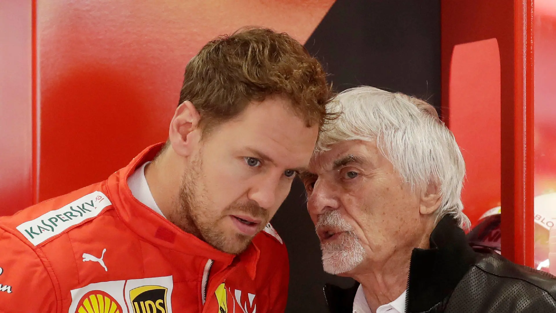 ARCHIV - 16.11.2019, Brasilien, Sao Paulo: Motorsport: Formel-1-Weltmeisterschaft, Grand Prix von Brasilien, 3. Freies Training: Bernie Ecclestone (r), ehemaliger Geschäftsführer der Formel-1, spricht mit Sebastian Vettel aus Deutschland vom Team Ferrari. (Zu dpa: «Ecclestone kritisiert Vettel: «Vermisse die Bereitschaft»») Foto: Silvia Izquierdo/AP/dpa +++ dpa-Bildfunk +++
