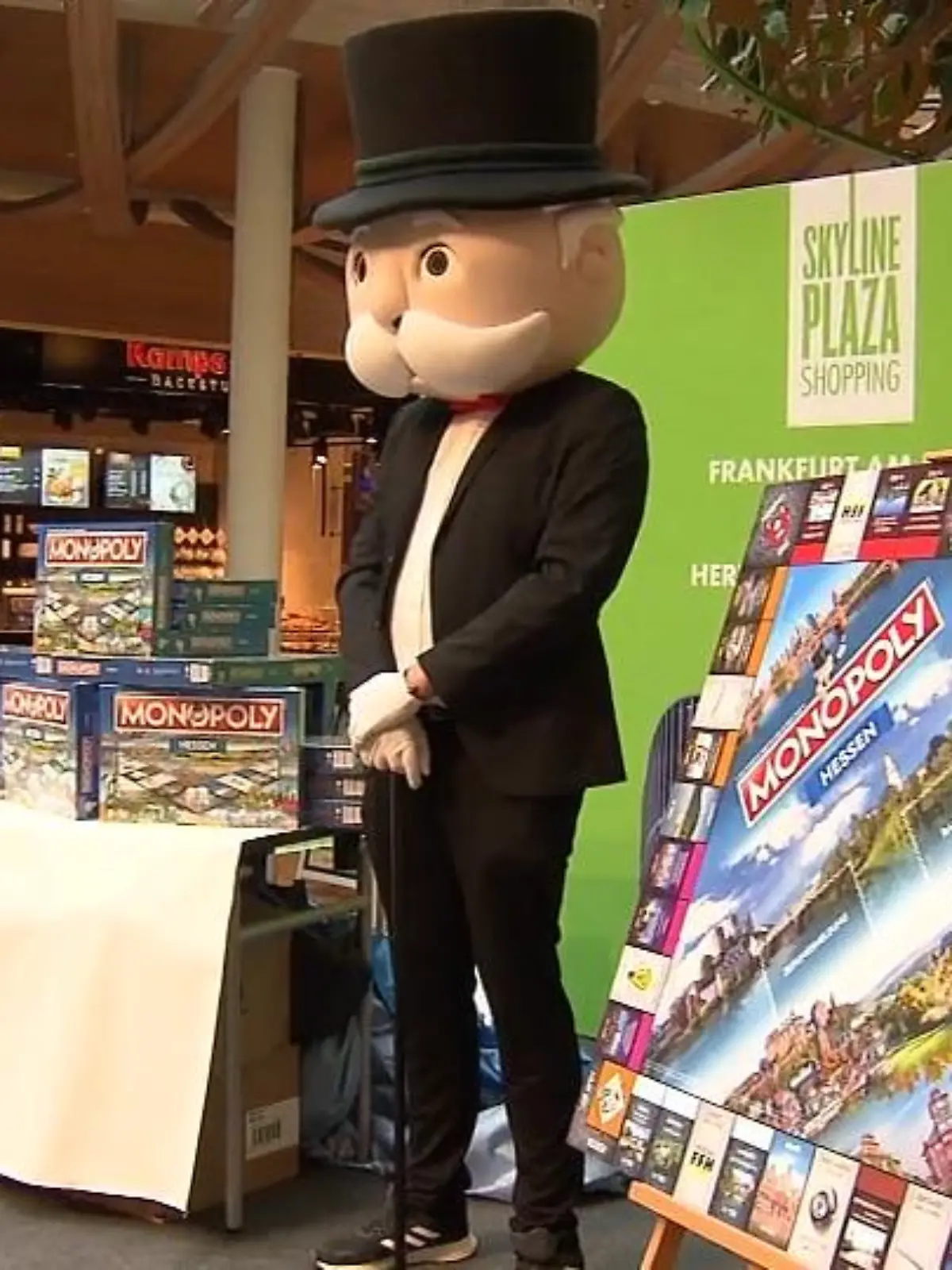 Fast jeder von uns hat schon einmal Monopoly gespielt, aber in Hessen kann aber jetzt mit einem ganz besonderen Spiel aufwarten: Die Monopoly-Edition Hessen ist ab sofort erhältlich. Zocken um Wasserkuppe, Frankfurter Römer oder die Stadt Wiesbaden ist ab jetzt fester Bestandteil eines Spieleabends. Bereits im Vorfeld konnten die Hessen Vorschläge einreichen, welche Orte unbedingt auf das Spielfeld müssen. An der finalen Auswahl beteiligten sich 120.000 Menschen. Welche Besonderheiten das Spiel sonst noch hat und ob es mit der klassischen Monopoly-Version mithalten kann?