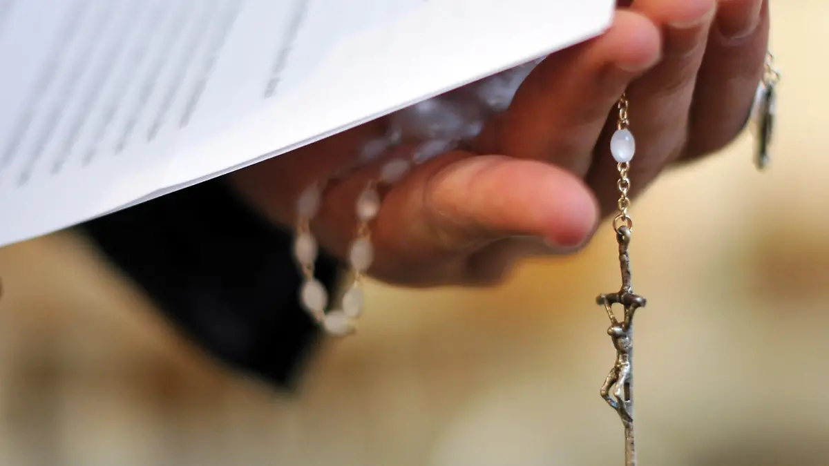 ILLUSTRATION - Ein Priester hält einen Rosenkranz und eine bischöfliche Erklärung zu den Missbrauchsfällen durch Jesuiten-Pater in der Hand (Foto vom 07.02.2010). Für viele Opfer sexuellen Missbrauchs in der katholischen Kirche reicht der Hirtenbrief von Papst Benedikt XVI. nicht aus. Foto: Jochen Lübke dpa (Zu dpa 0318)  +++(c) dpa - Bildfunk+++