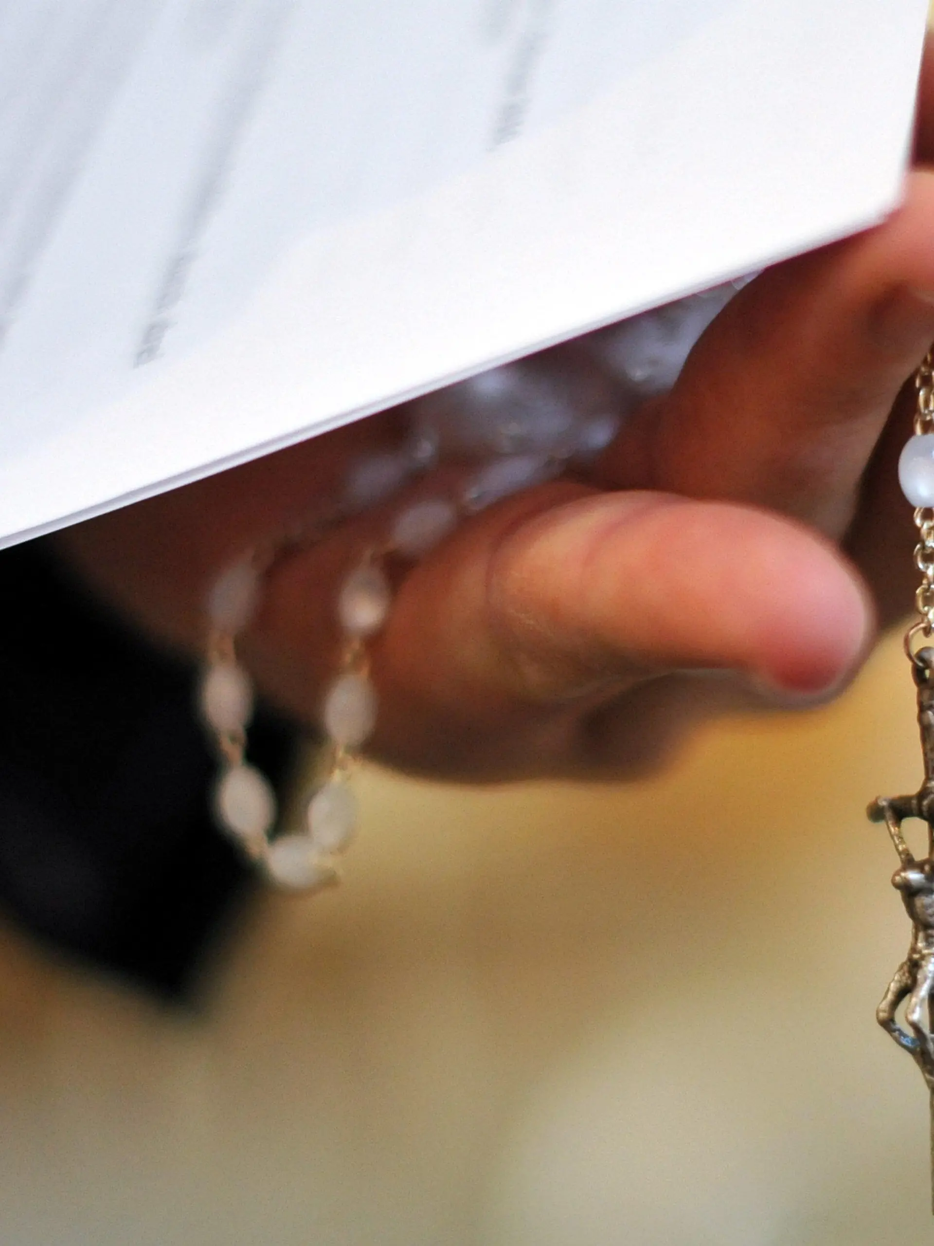 ILLUSTRATION - Ein Priester hält einen Rosenkranz und eine bischöfliche Erklärung zu den Missbrauchsfällen durch Jesuiten-Pater in der Hand (Foto vom 07.02.2010). Für viele Opfer sexuellen Missbrauchs in der katholischen Kirche reicht der Hirtenbrief von Papst Benedikt XVI. nicht aus. Foto: Jochen Lübke dpa (Zu dpa 0318)  +++(c) dpa - Bildfunk+++