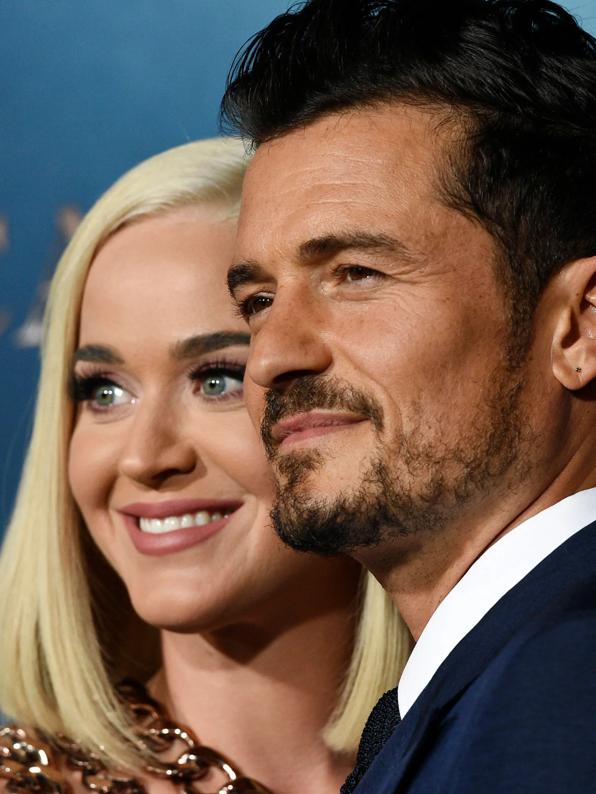 ARCHIV - 21.08.2019, USA, Los Angeles: Orlando Bloom kommt mit seiner Verlobten Katy Perry zur Premiere der Serie «Carnival Row» im TCL Chinese Theatre. Sie freuen sich über ihr Baby: Ihre Tochter bekommt den Namen Daisy Dove Bloom, wie die beiden Unicef-Botschafter am Donnerstag (27.08.2020) auf dem Instagram-Account der Kinderhilfsorganisation mitteilten. Foto: Chris Pizzello/Invision/AP/dpa +++ dpa-Bildfunk +++