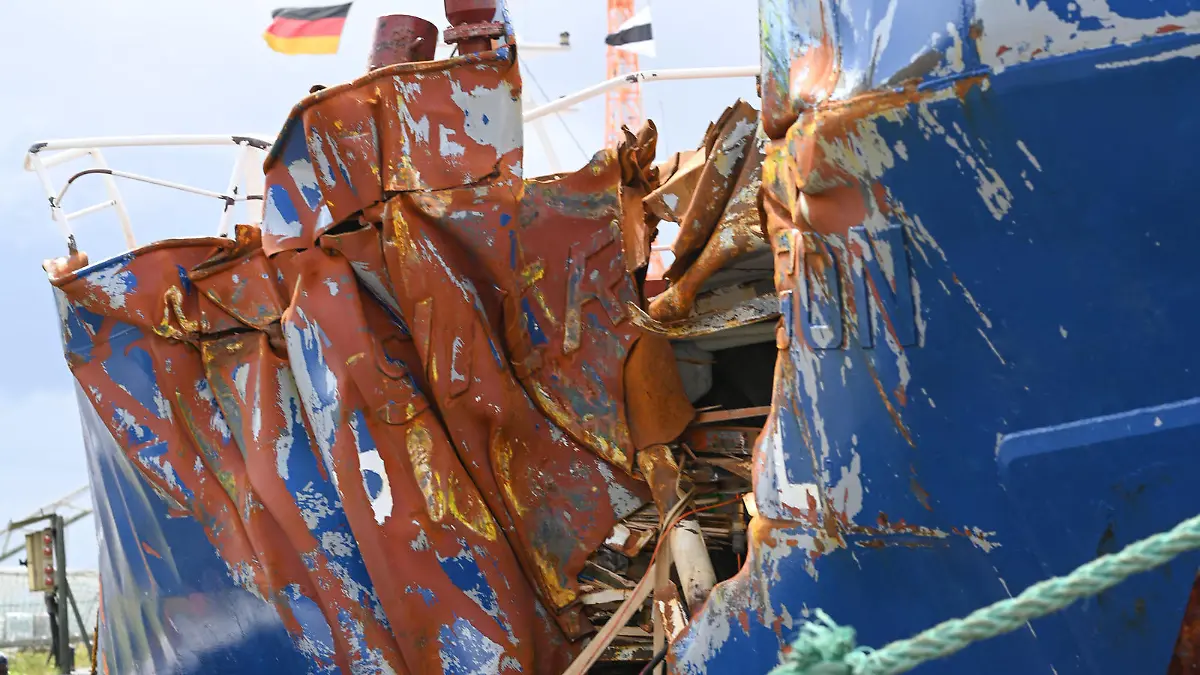 26.04.2023, Emden: Das schwer beschädigtes Küstenmotorschiff liegt vor einer Werft in Emden. Das Schiff Petra L ist am Dienstag im Hafen von Emden eingelaufen. Im Vorschiff der "Petra L" klafft ein ca. 10qm großes Loch. Foto: Lars Klemmer/dpa +++ dpa-Bildfunk +++