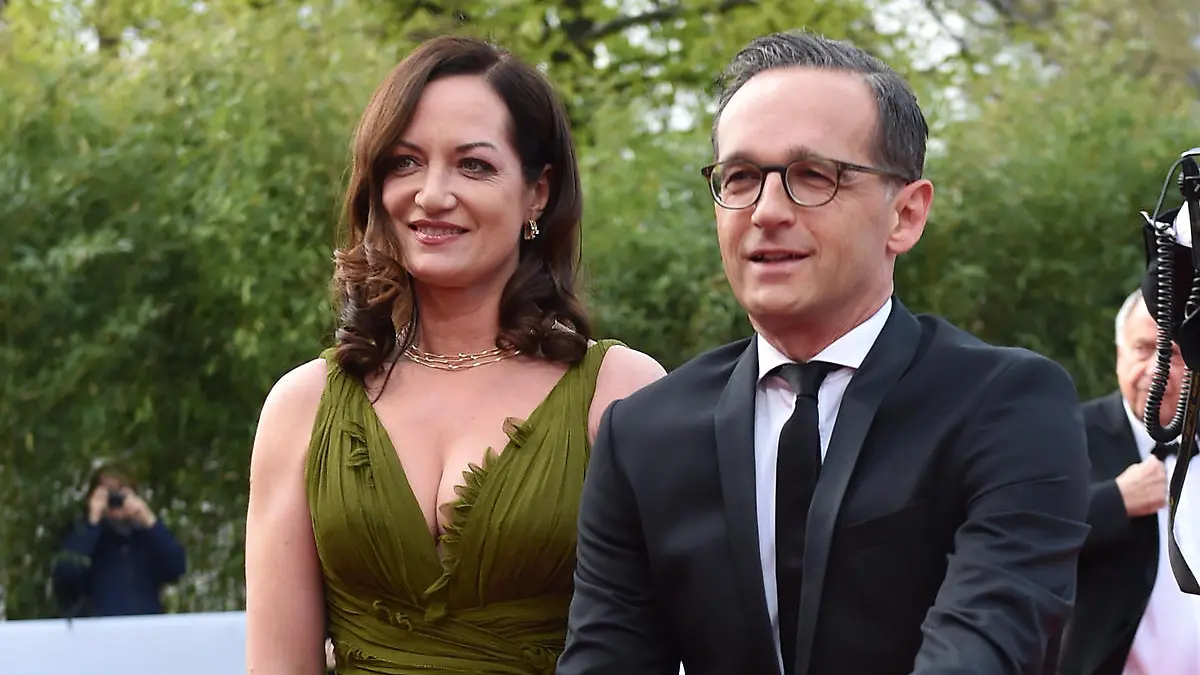 Heiko Maas und Natalie Wörner gemeinsam auf dem roten Teppich bei der Verleihung des 67. Deutschen Filmpreises in Berlin.