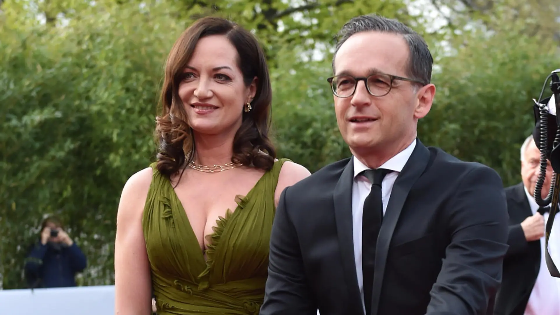 Heiko Maas und Natalie Wörner gemeinsam auf dem roten Teppich bei der Verleihung des 67. Deutschen Filmpreises in Berlin.