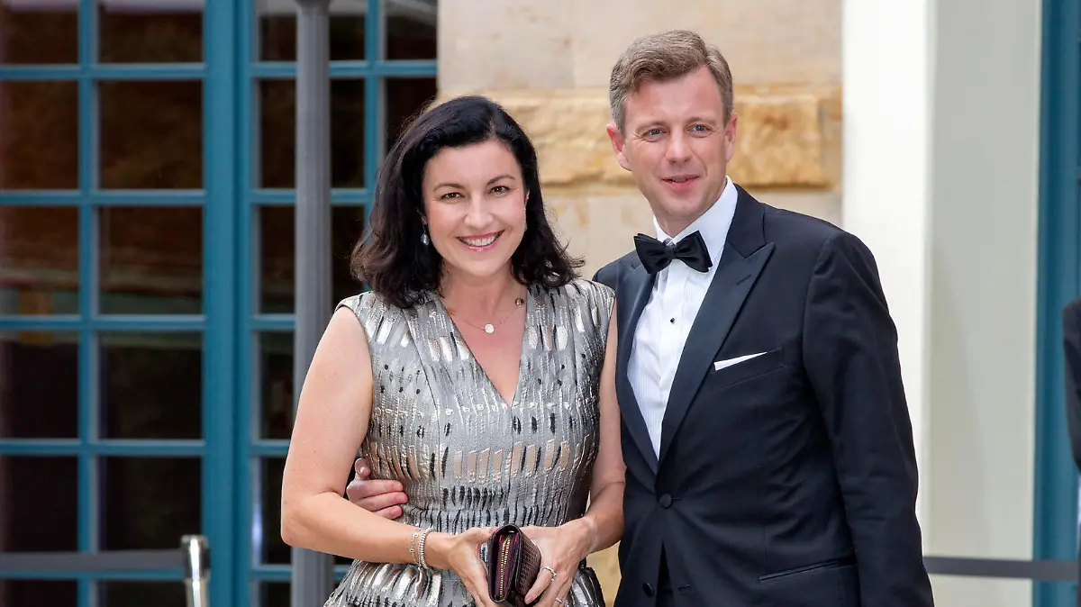 Dorothee Bär umit Ehemann Oliver Bär bei der Eröffnung der Richard-Wagner-Festspiele 2021 mit der Premiere von Richard Wagners 'Der fliegende Holländer' im Bayreuther Festspielhaus. Bayreuth, 25.07.2021
