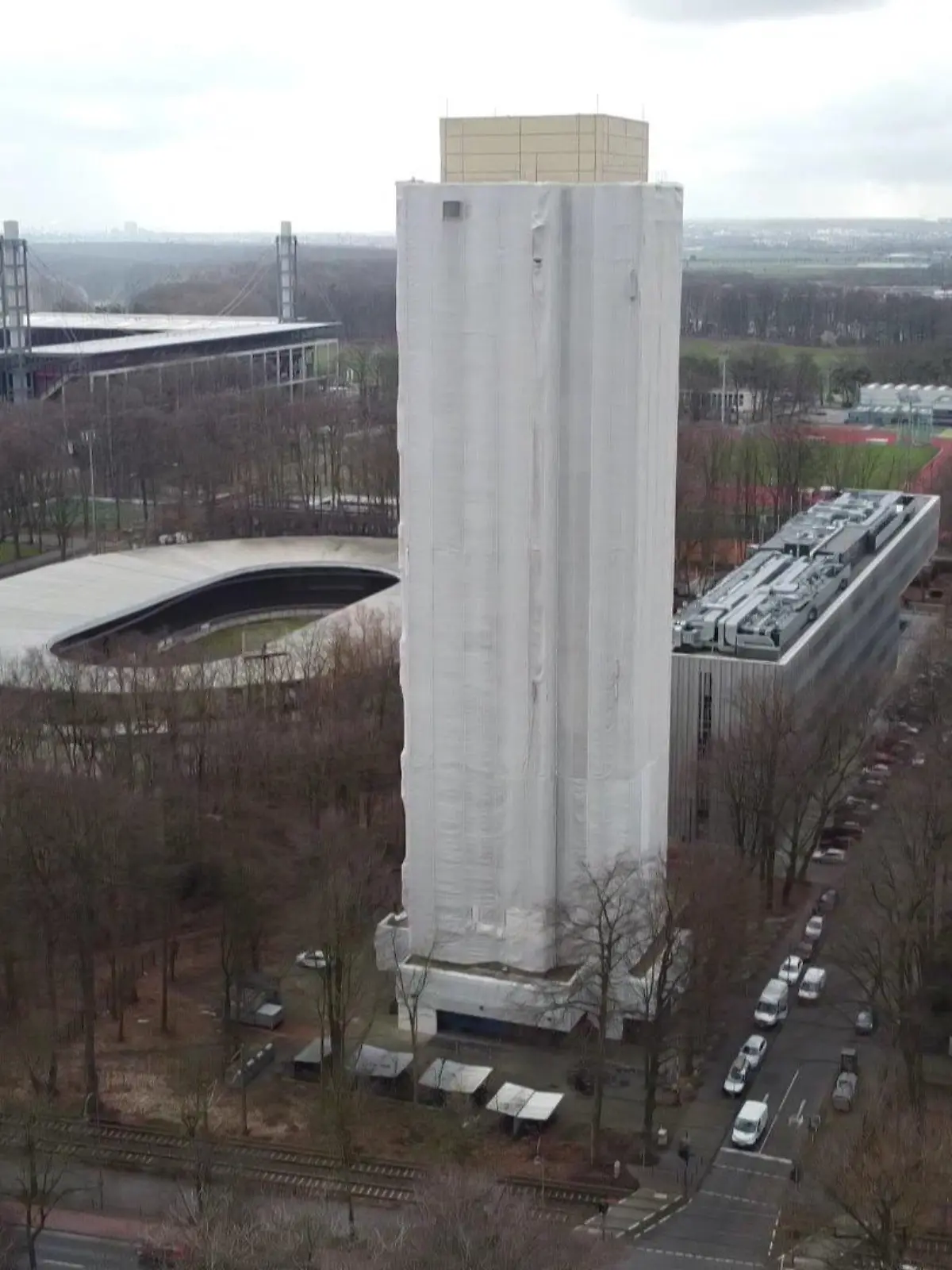 Seit 15 Monaten können die Bewohner eines Studentenwohnheims in Köln nicht richtig aus ihren Fenstern schauen. Vor den Fenstern ist ein Grauschleier. Verantwortlich sind die Vermieter, die das gesamte Gebäude mit einer Plane überzogen haben. Aber gebaut wird auch nicht - erst nächstes Jahr im April soll es mit der Fassade-Restaurierung losgehen. Die Plane soll bis dahin verhindern, dass Fassadenteile in die Tiefe fallen. Bis dahin bleibt es düster und auch das Lüften ist eher schwierig. Immerhin: Die Miete wurde um zehn Prozent gemindert. Zu wenig, sagt aber ein Anwalt.