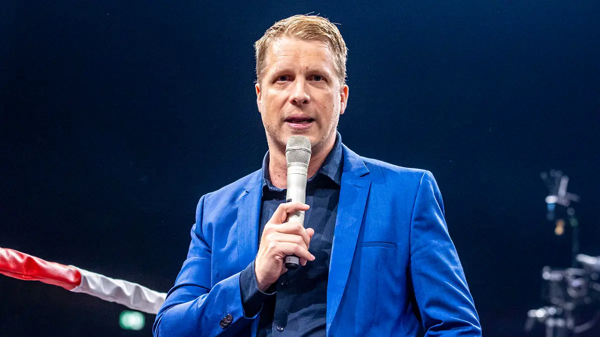 16.09.2022, Nordrhein-Westfalen, Oberhausen: Comedian Oliver Pocher spricht beim Event "Beat & Box" mit Musik und Boxkämpfen als Ringsprecher. Bei der Abendveranstaltung in der Arena Oberhausen tritt neben Pocher als Moderator auch Musikproduzent Bohlen auf. Foto: Marco Steinbrenner/dpa +++ dpa-Bildfunk +++