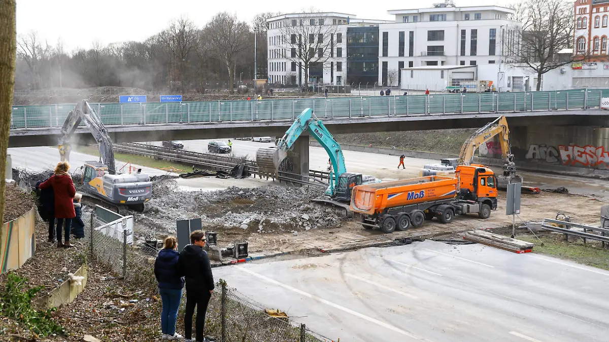 Vollsperrung der A7 bei Hamburg vom 18.03.21 bis 22.03.21 zwecks Brückenabriss und Neubau Hamburg A7 Hamburg Deutschland *** Full closure of the A7 near Hamburg from 18 03 21 to 22 03 21 for the purpose of bridge demolition and new construction Hamburg A7 Hamburg Germany Copyright: xLobeca/RalfxHomburgx