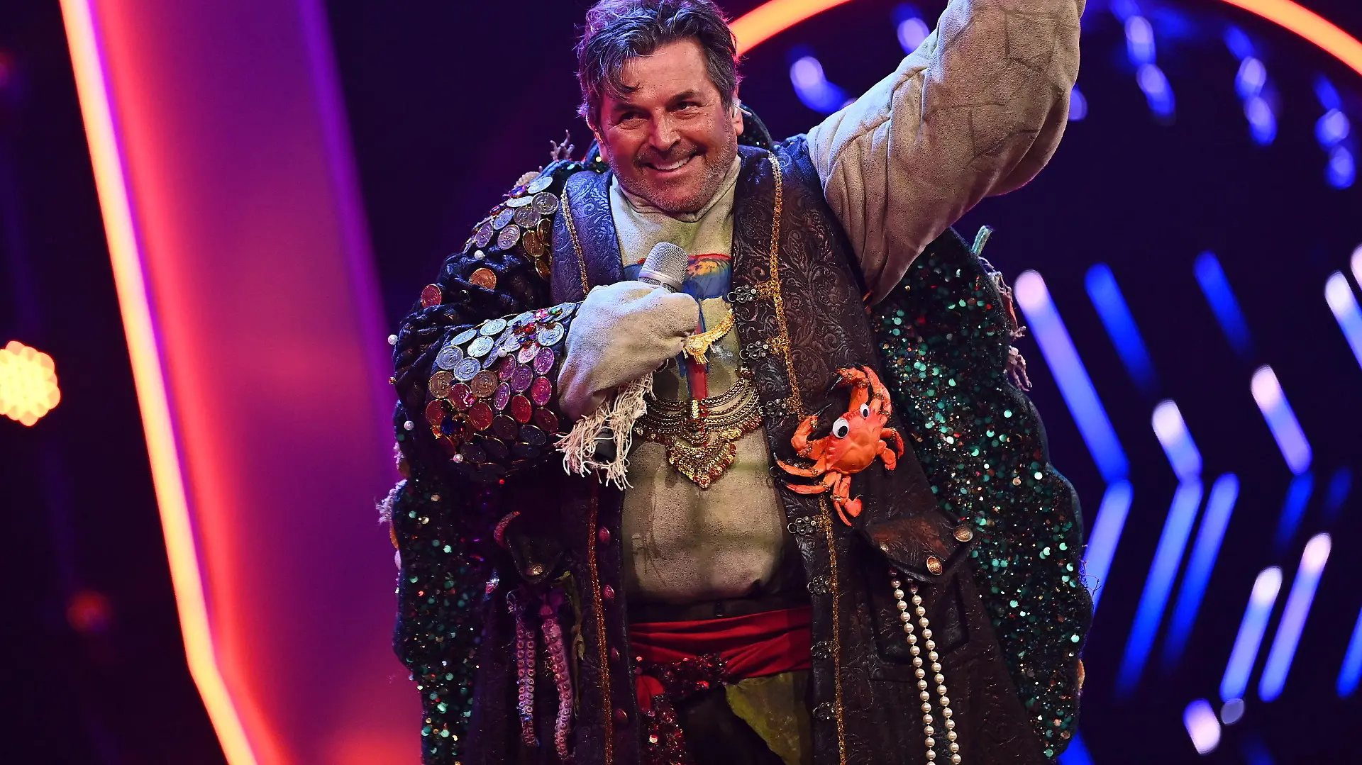 HANDOUT - 23.03.2021, Nordrhein-Westfalen, Köln: Der ehemalige Modern-Talking-Sänger Thomas Anders wird im Finale in der ProSieben-Show «The Masked Singer» als Schildkröte entlarvt. Bei «The Masked Singer» singen Prominente in aufwendigen Bühnenkostümen um die Wette. Die vierte Staffel der Kostümschau geht heute zu Ende. Foto: Willi Weber/ProSieben/dpa - ACHTUNG: Nur zur redaktionellen Verwendung im Zusammenhang mit einer Berichterstattung über die Sendung und nur mit vollständiger Nennung des vorstehenden Credits. Das Foto darf nicht verändert und nur im vollen Ausschnitt verwendet werden. Keine Archivierung +++ dpa-Bildfunk +++
