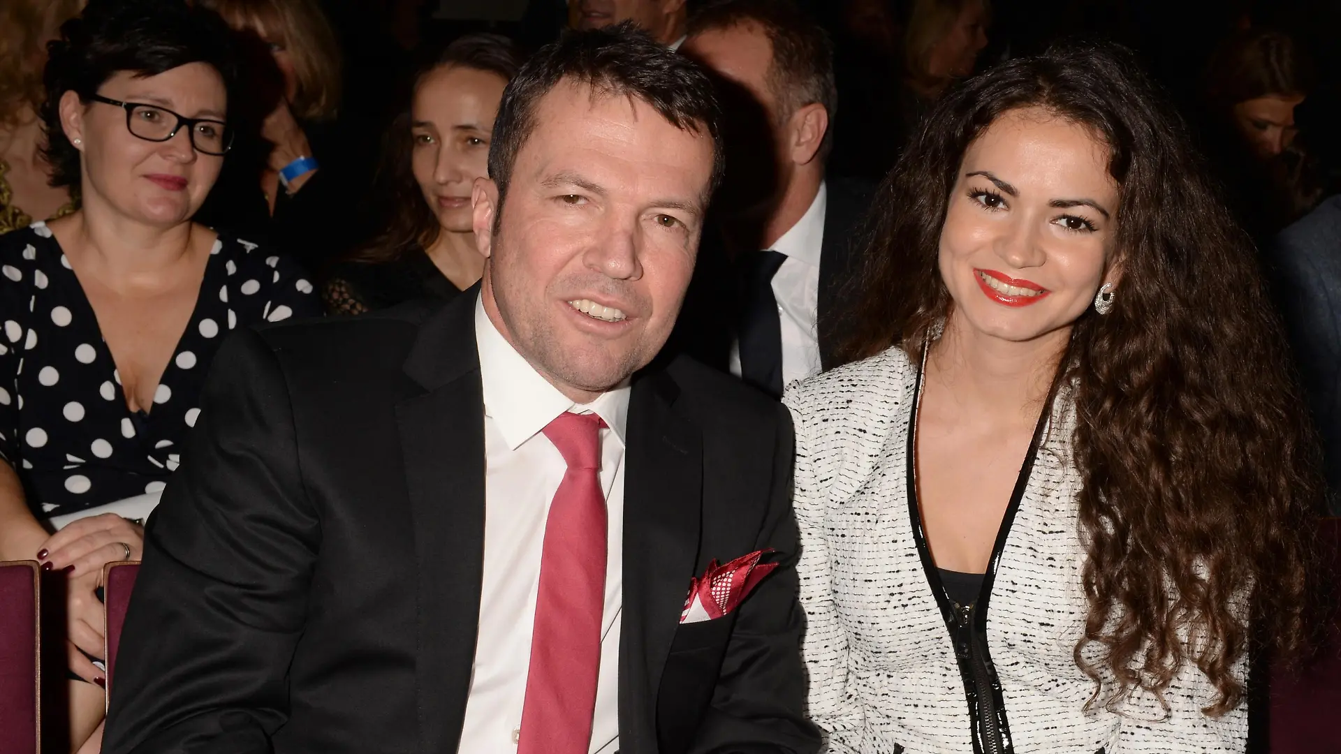 Der ehemalige Fußballprofi Lothar Matthäus  und seine Freundin Anastasia posieren am 04.11.2013 in München (Bayern) auf der Busche Gala. Foto: Felix Hörhager/dpa